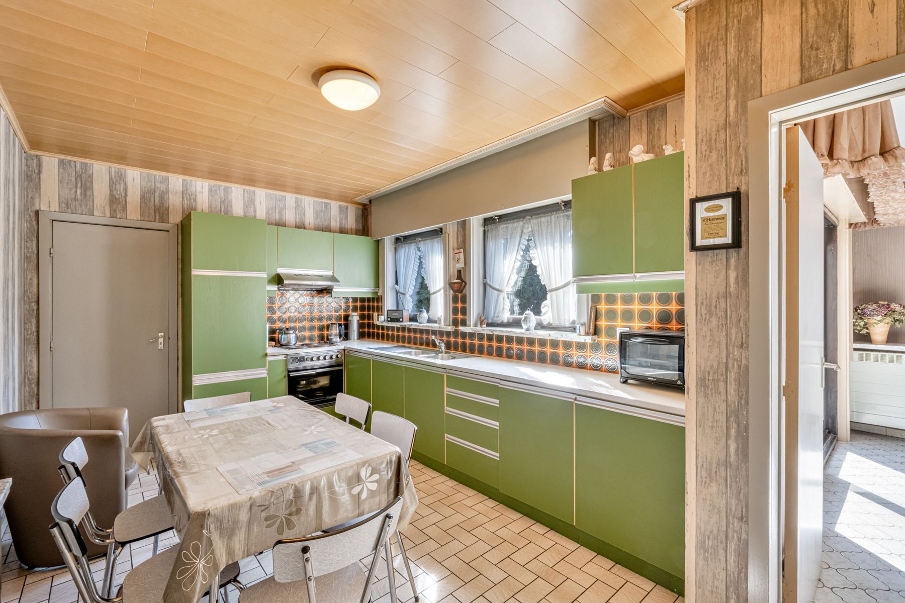 Ruime bungalow met veel potentieel en grote tuin! foto 9