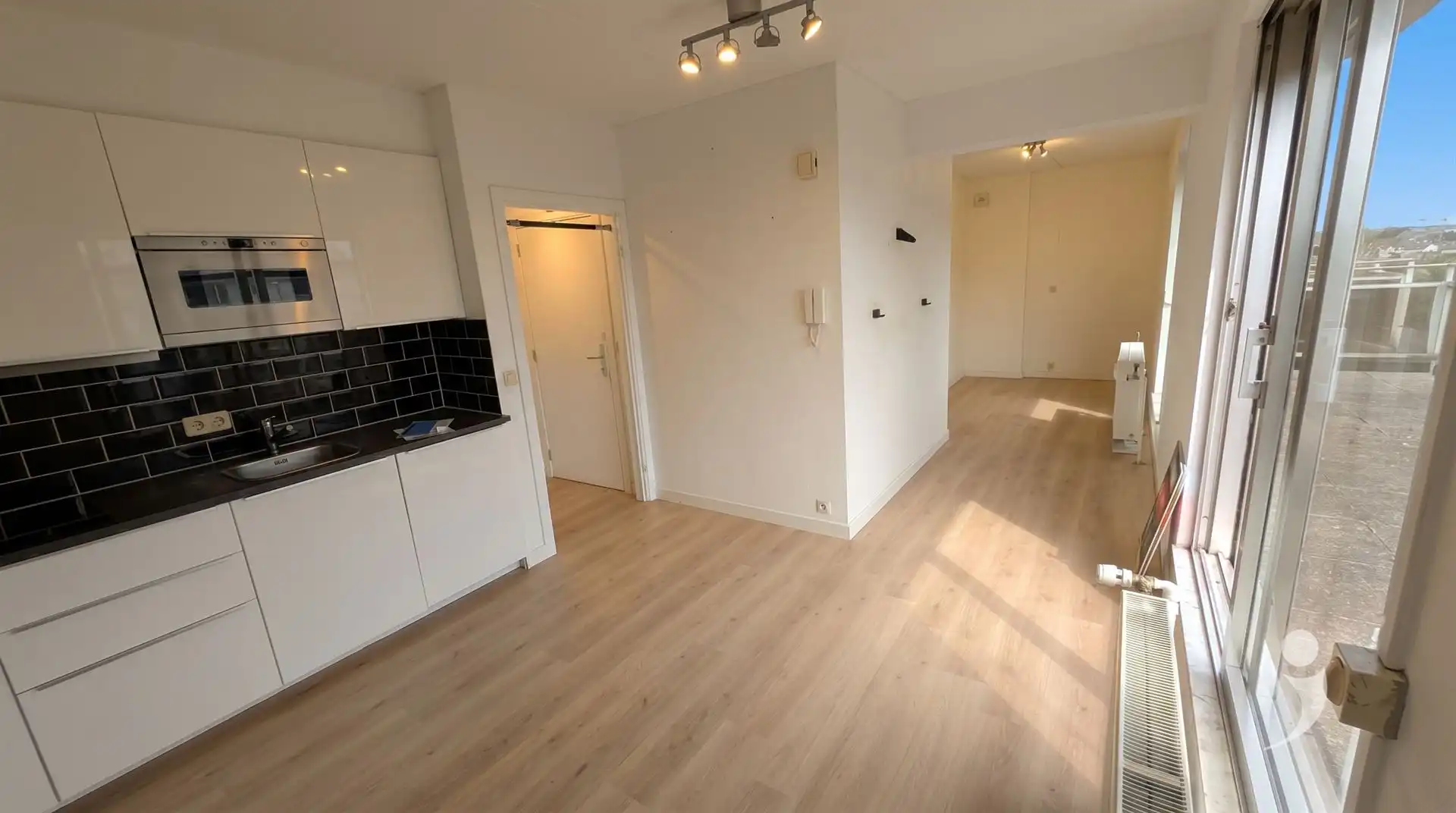Ongemeubelde studio met groot terras foto {{pictureIndex}}