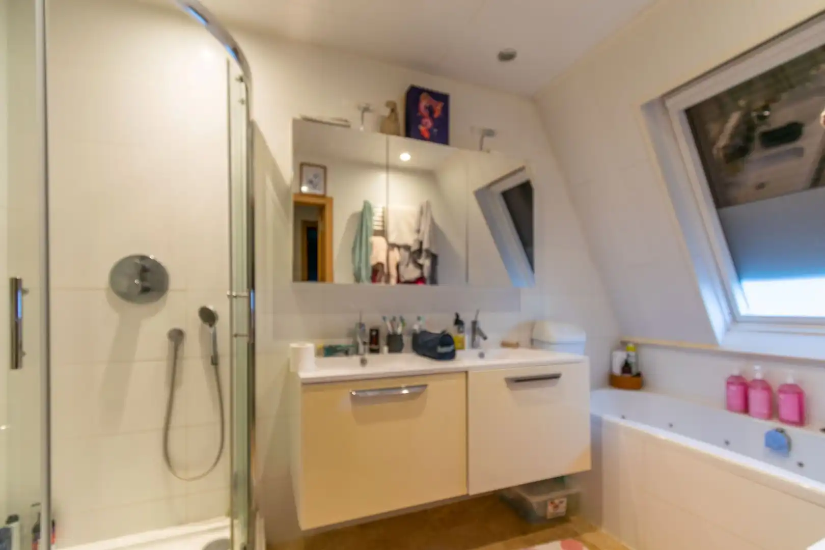 INSTAPKLARE WONING MET 3 SLAAPKAMERS, TUIN & GARAGE ! foto 12