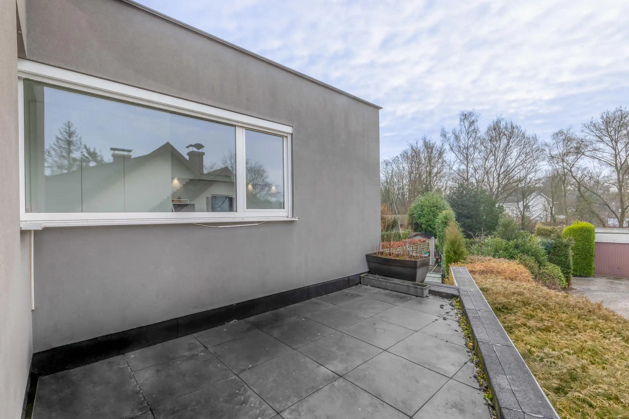 Modern gebouw met handelsgelijksvloers + duplex 1slpk app. foto 11