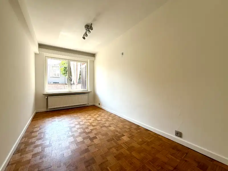 NIEUW GESCHILDERD APPARTEMENT MET DRIE SLAAPKAMERS EN GARAGE foto 8