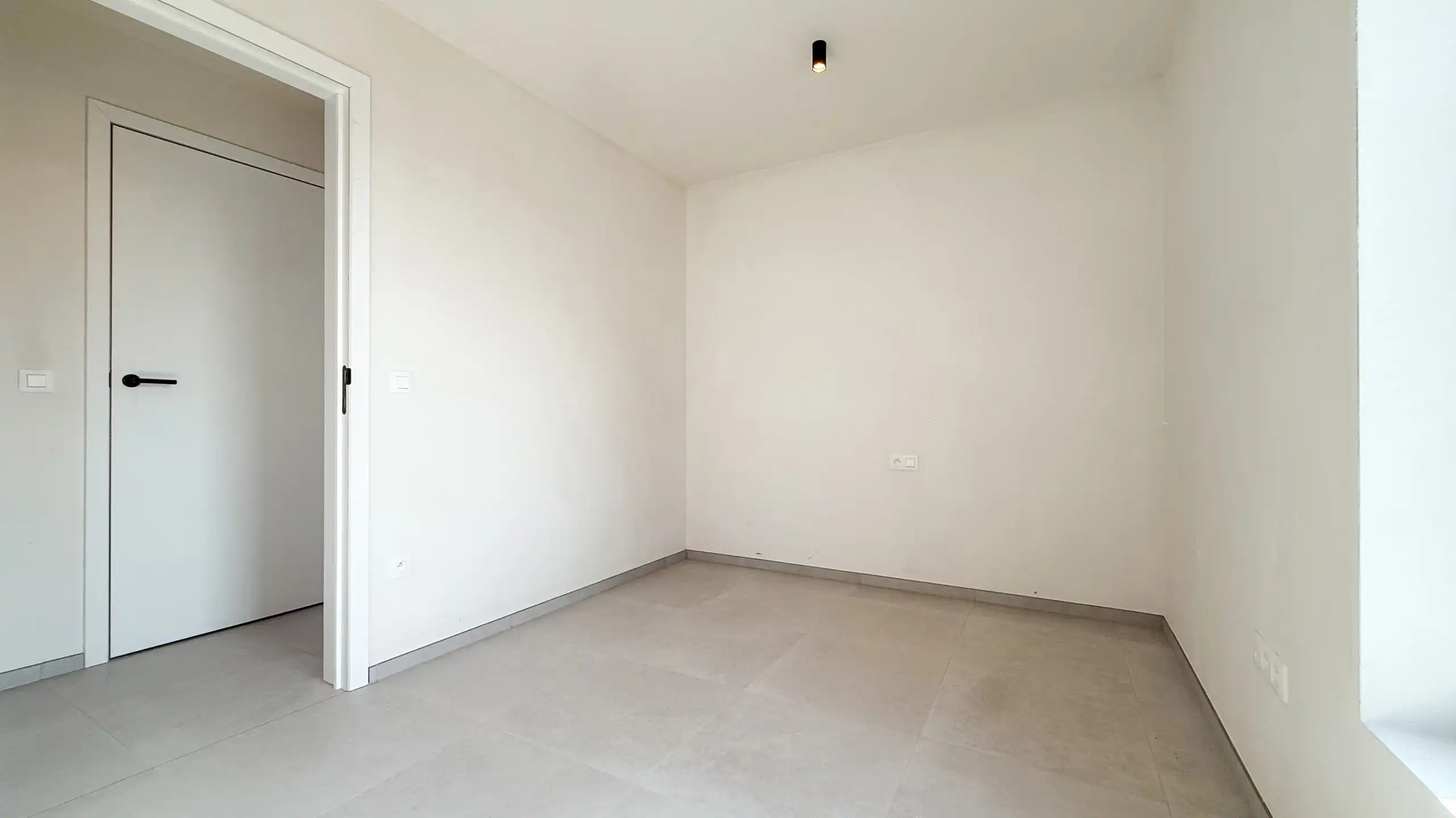 Kwalitatief afgewerkte nieuwbouwwoning op centrale ligging! foto 24