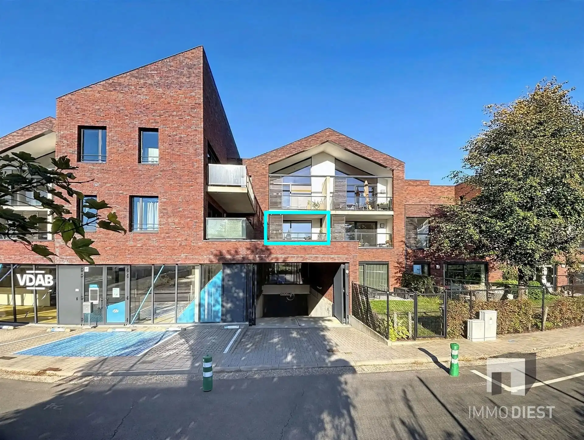 Energiezuinig appartement met twee slaapkamers en ondergrondse autostaanplaats net buiten de stadskern van Diest. foto {{pictureIndex}}