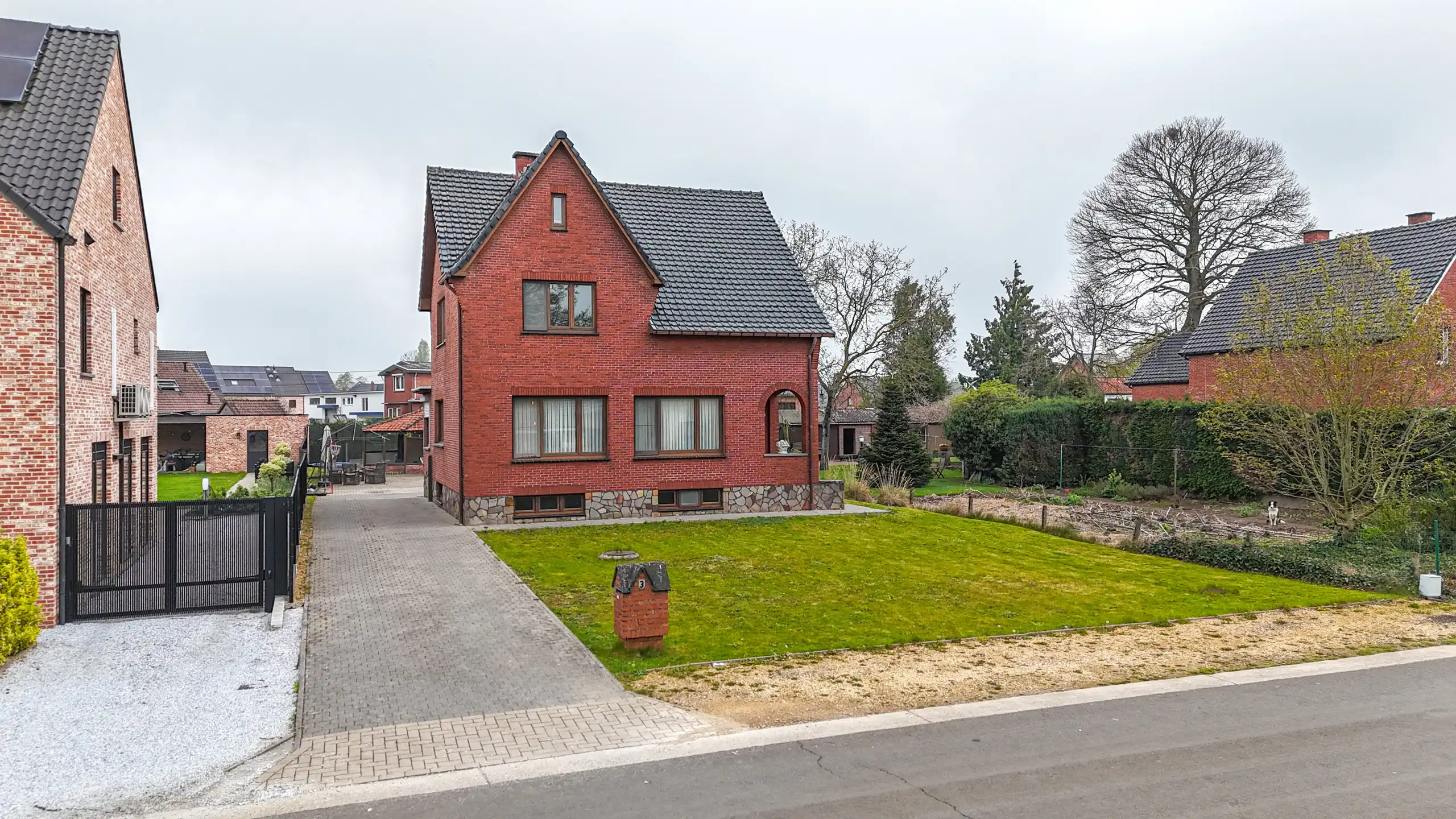 Hoofdfoto van de publicatie: Instapklare open bebouwing met 4 slpk en 2 leefruimtes!