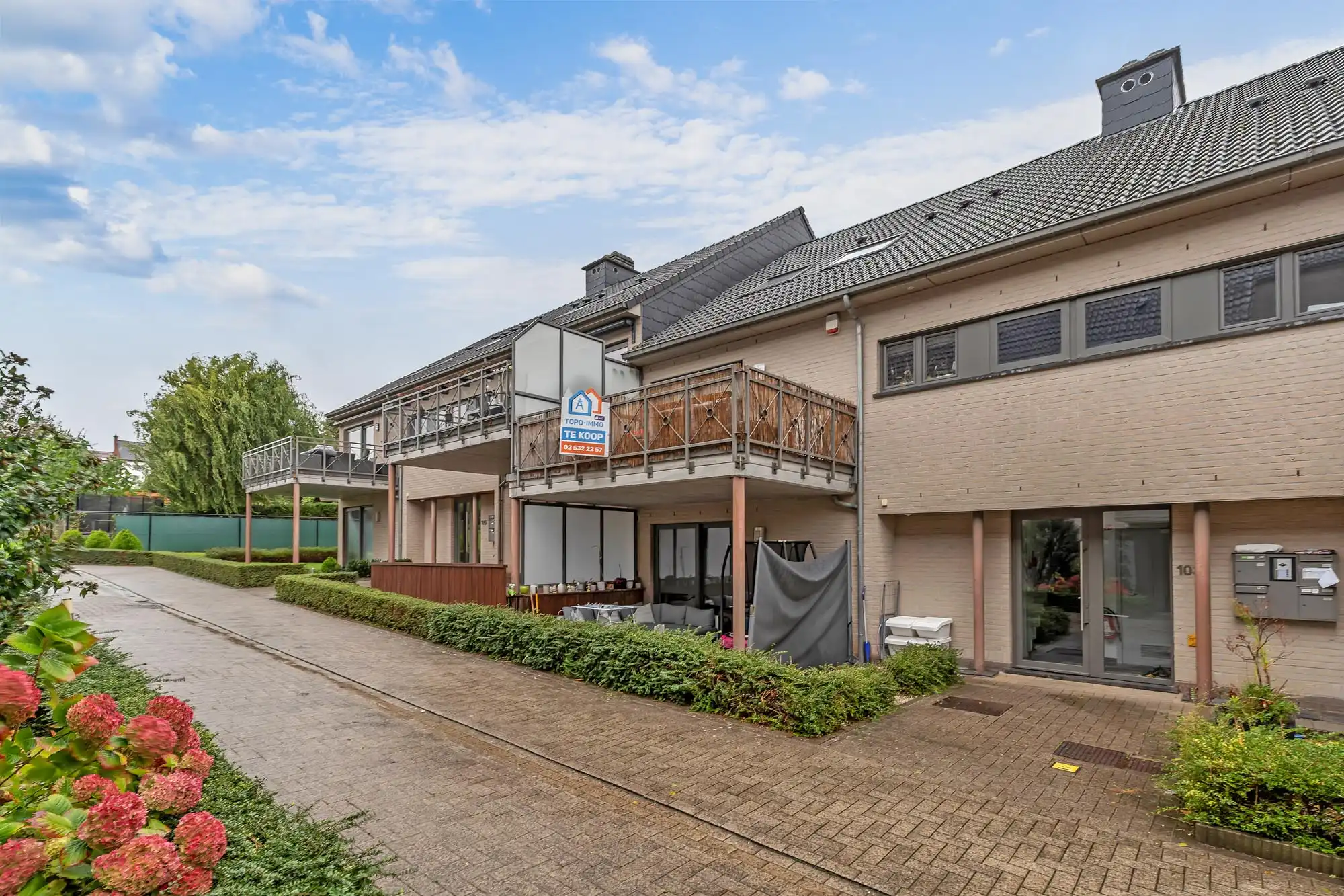 Ruim duplex-appartement met 5 slpks in Sint-Pieters-Leeuw foto {{pictureIndex}}