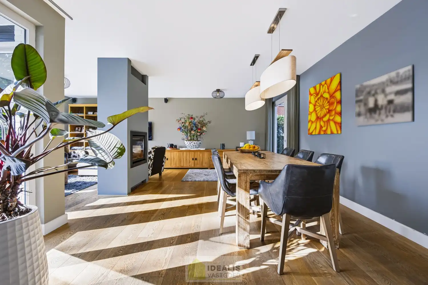 IDEALIS VASTGOED – EEN HUIS OM VERLIEFD OP TE WORDEN! DEZE PRACHTIGE INSTAPKLARE (LEVENSBESTENDIGE) VILLA MET EEN HEERLIJKE LICHTRIJKE LEEFRUIMTE VOORZIEN VAN EEN OPEN KEUKEN, 5 SLAAPKAMERS, 2 BADKAMERS, EEN PERFECT AANGELEGDE TUIN IN ALLE PRIVACY, UITGERUST MET EEN GOED VOORZIENE BUITENKEUKEN EN BIJGEBOUWEN INGERICHT VOOR WELLNESS (HOT TUB) EN BERGRUIMTE! EEN MUST VISIT VOOR ZIJ OP ZOEK NAAR MOOIE HUIZEN! foto 22