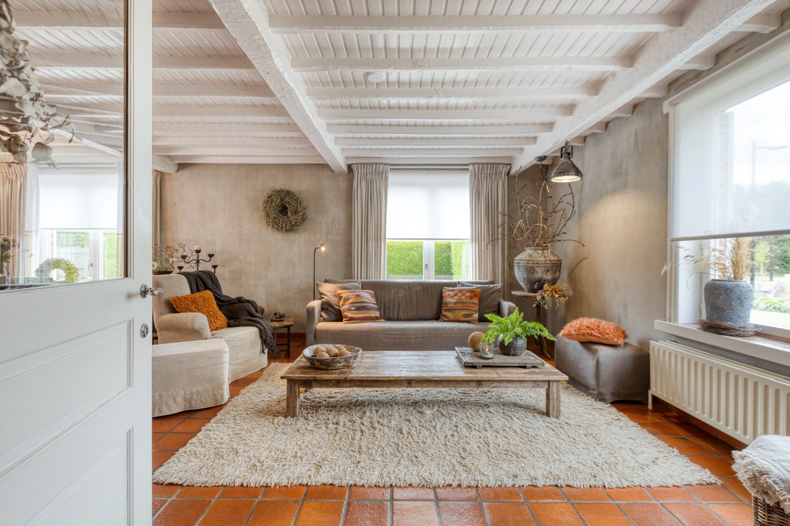 Ruime goed onderhouden woning op een prachtig perceel met praktijk mogelijkheid foto 3