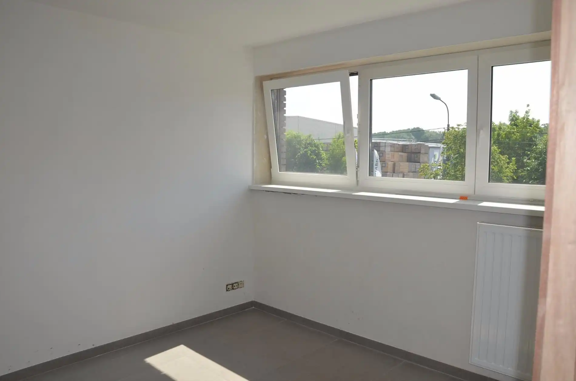 Halfopen nieuwbouwwoning met tuin, carport foto 10