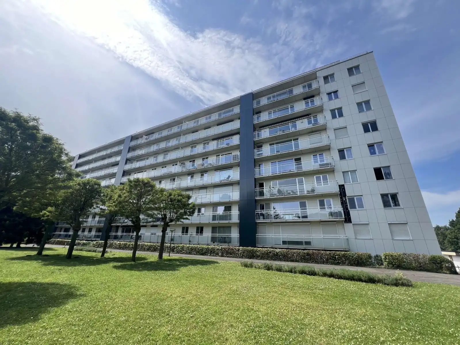 Volledig gerenoveerd appartement met 2 slaapkamers en ruim zonneterras te huur in Heverlee (Leuven) foto {{pictureIndex}}