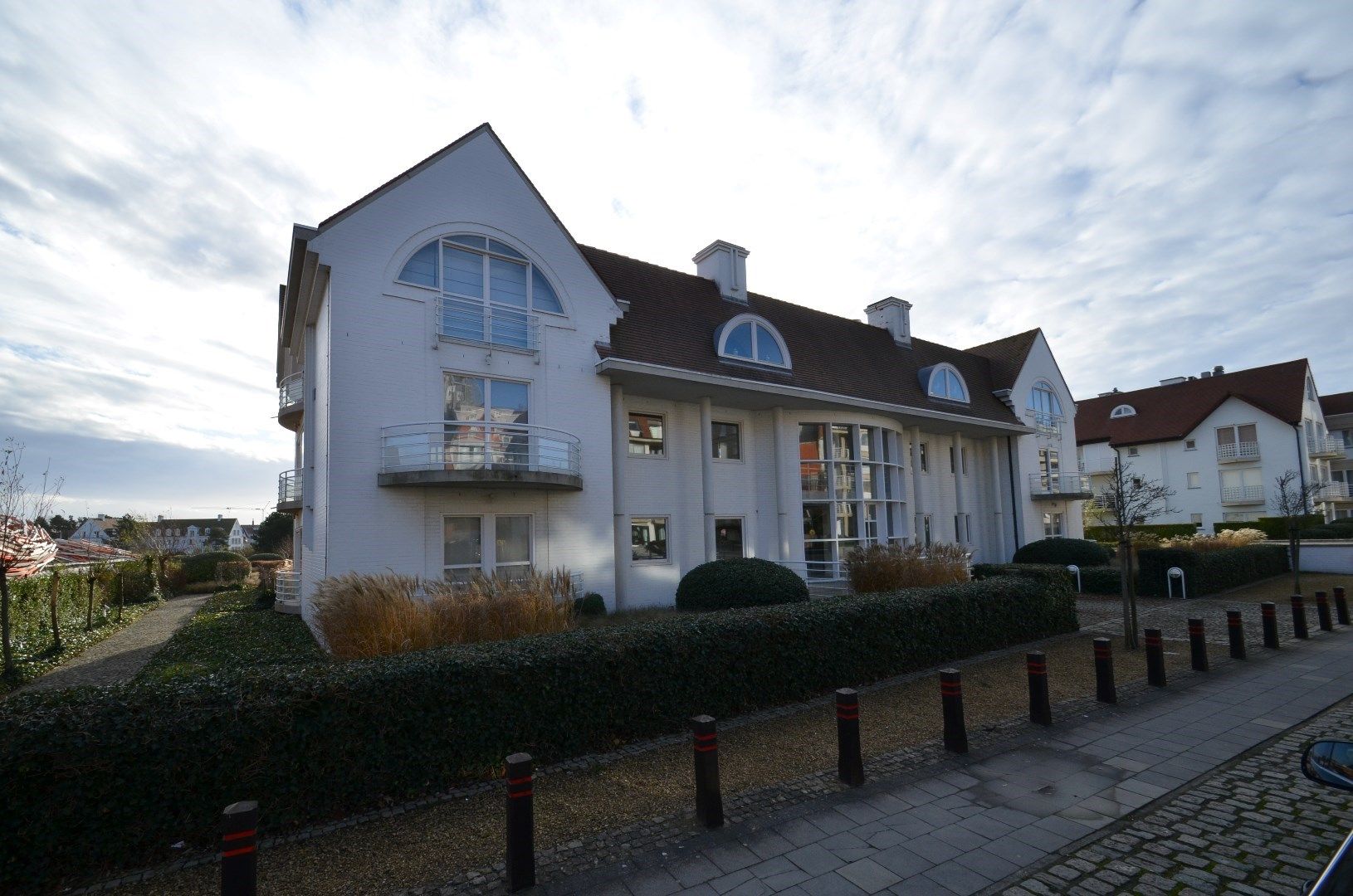 Vlot toegankelijke garagebox op -1 in een residentie op Kustlaan Het Zoute, vlakbij de Wielingen en de zeedijk. foto {{pictureIndex}}