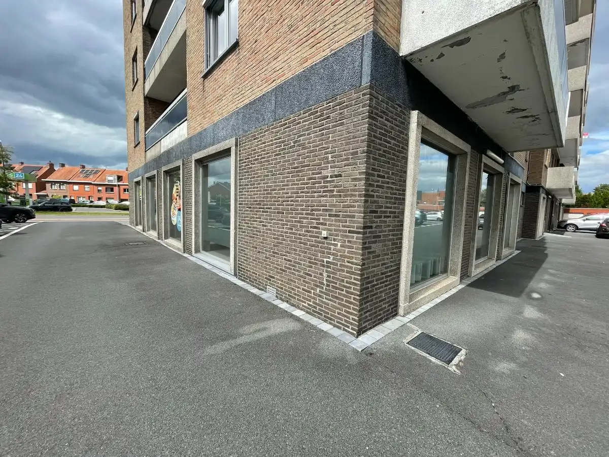 COMMERCIEEL GELEGEN HANDELSRUIMTE + PARKING foto 10