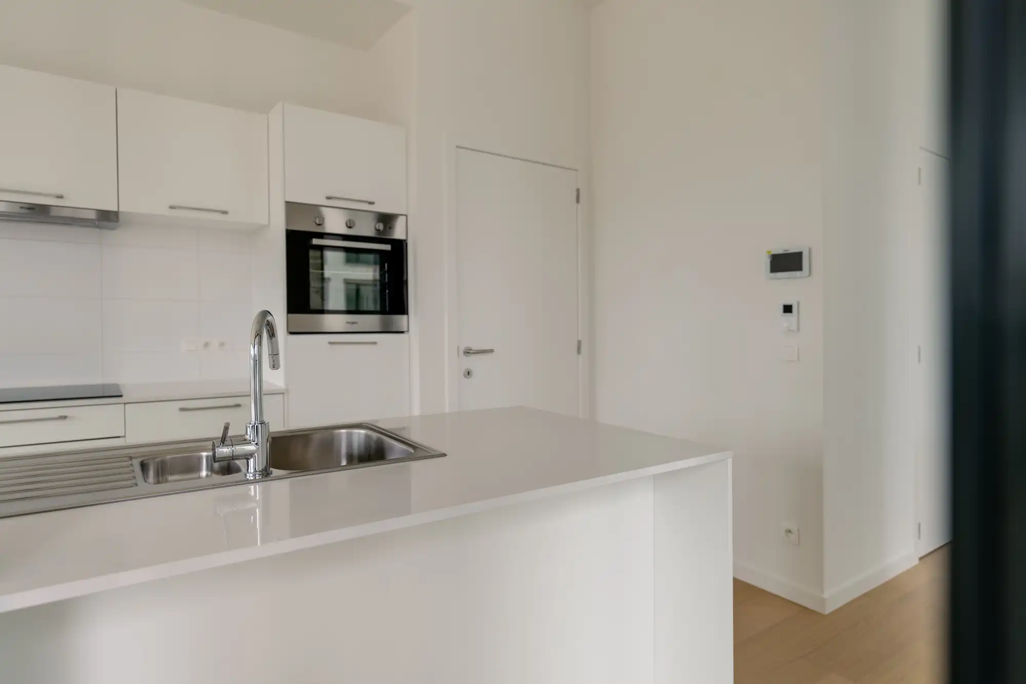 Max Dudler: uitgepuurde lijnen en Zwitserse precisie in een hoekappartement aan de Scheldekaaien. foto 5