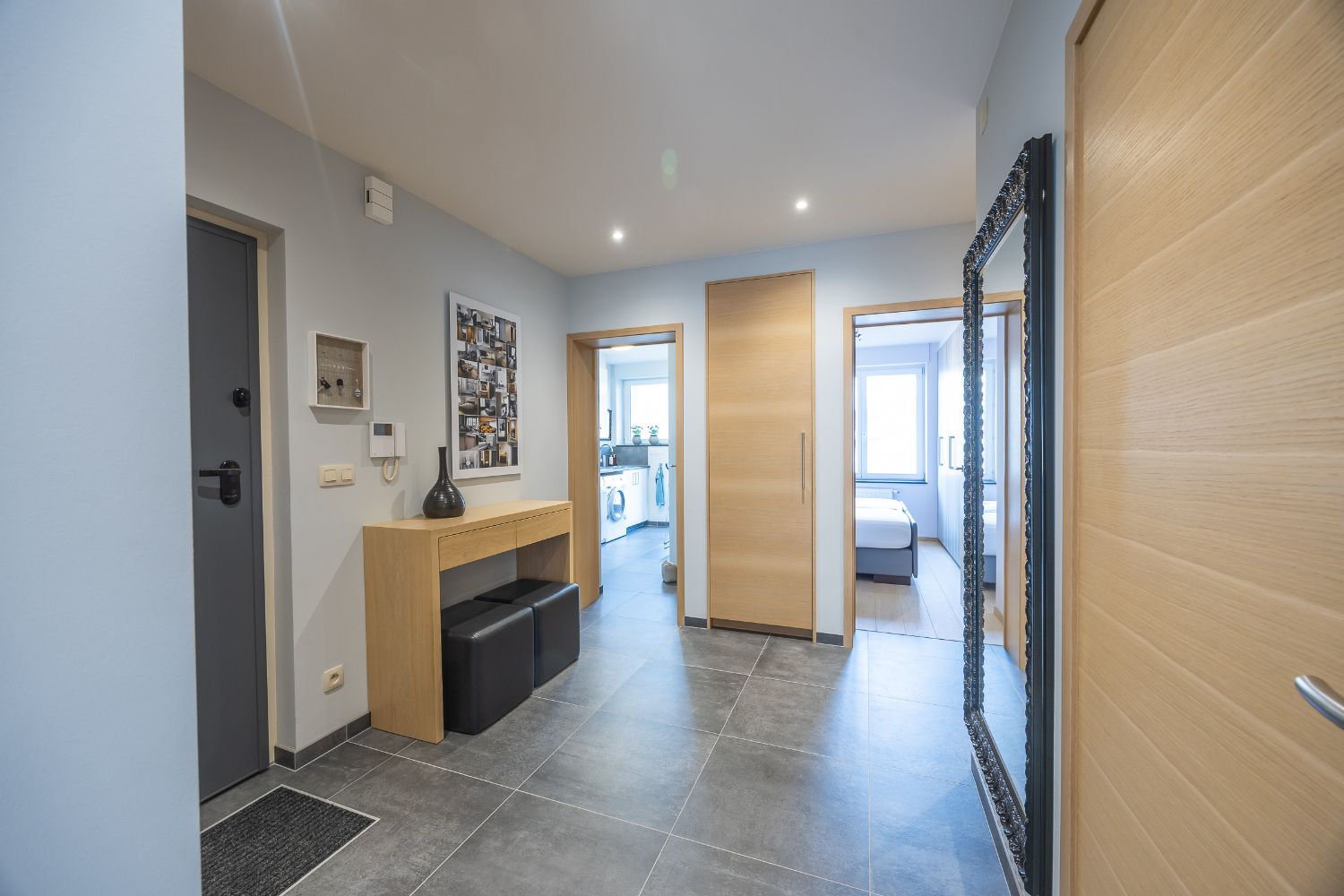 Gerenoveerd 2-slaapkamer appartement met inpandige garage in hartje Oostende foto 14