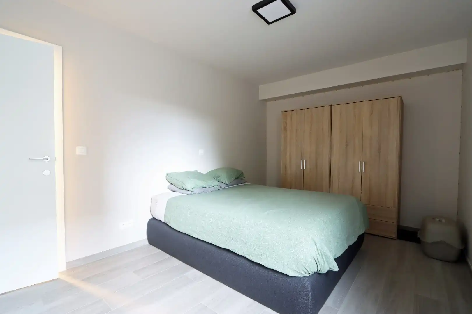 Gelijkvloers appartement met tuintje, terras, autostandplaats en kelderberging in hartje Maaseik  foto 11