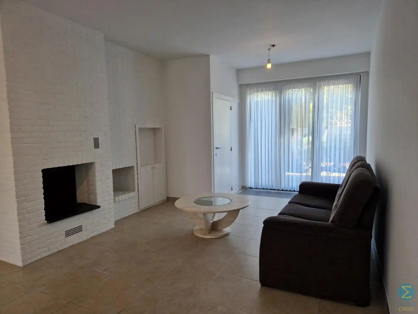 Woning met 3 slaapkamers en inpandige garage op 328m² foto 3