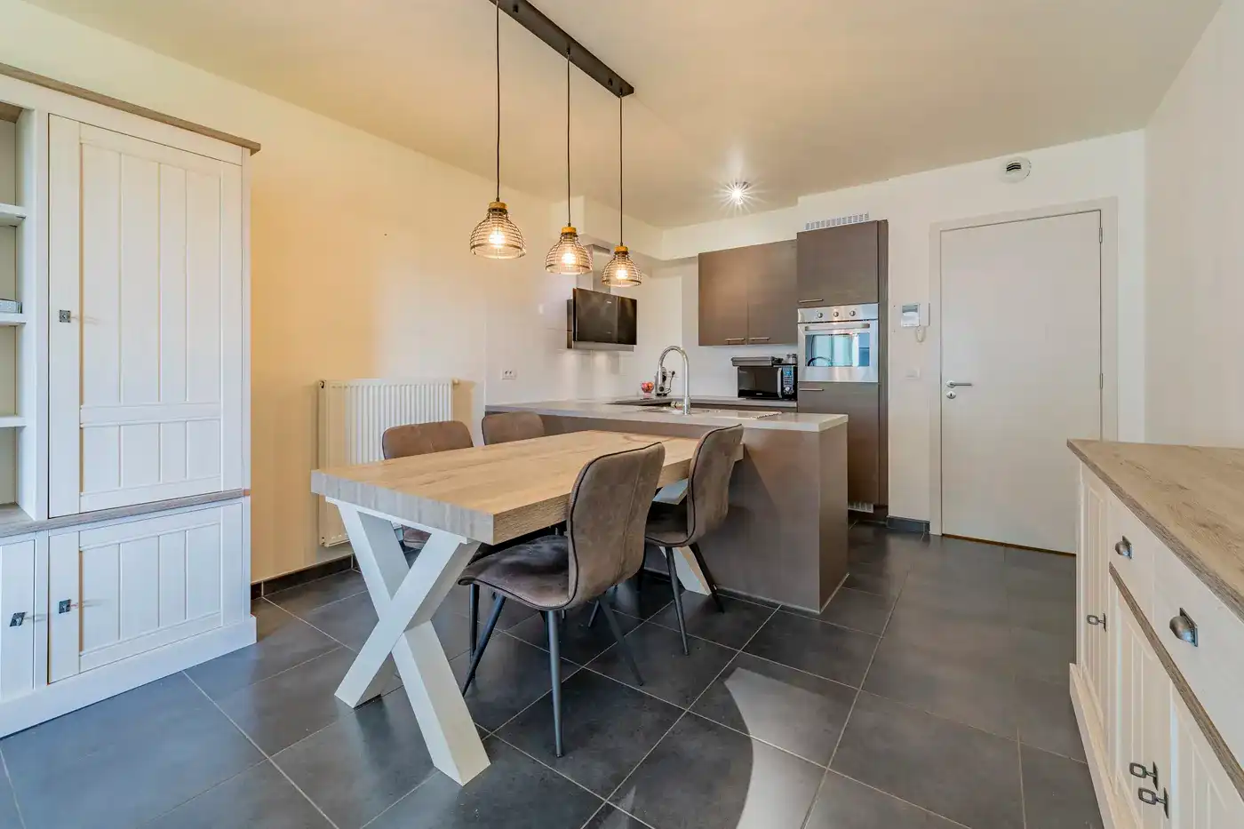Lichtrijk 1-slaapkamerappartement met ruim terras te huur in Brugge foto 4