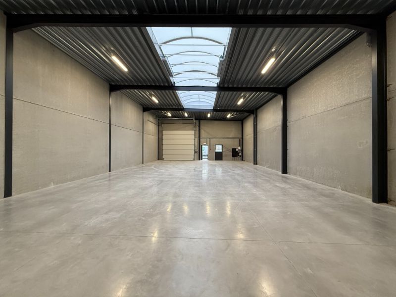 Moderne KMO-unit van 287 m² op toplocatie met 2 parkeerplaatsen foto 3