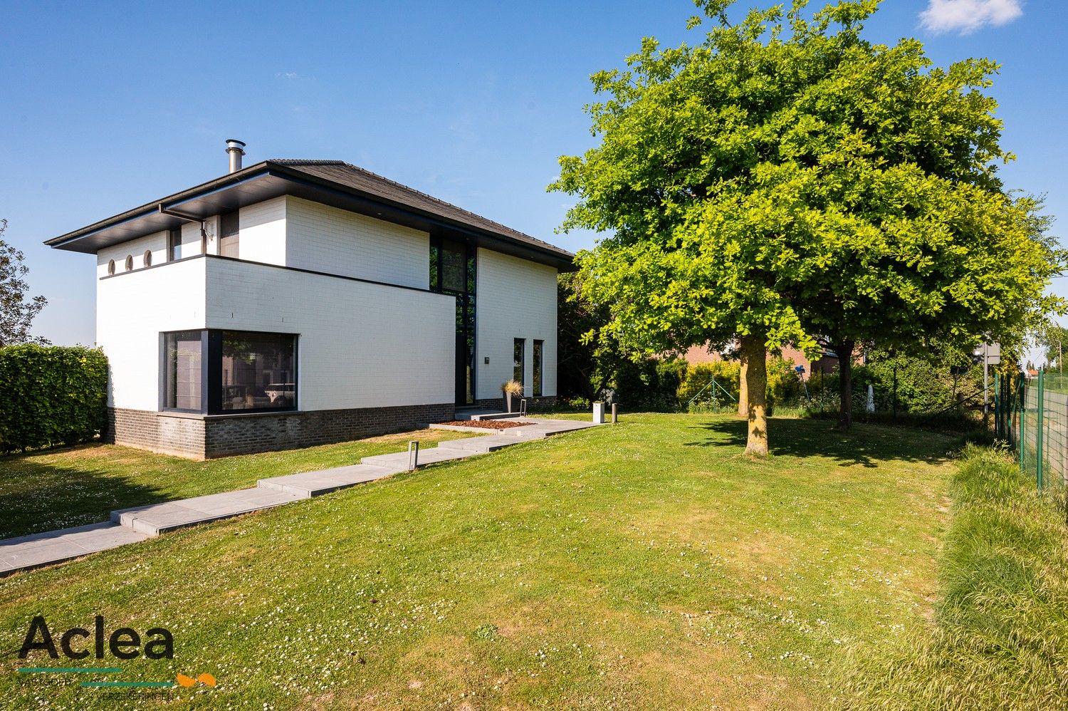 Moderne instapklare villa met zwembad en poolhouse foto 38