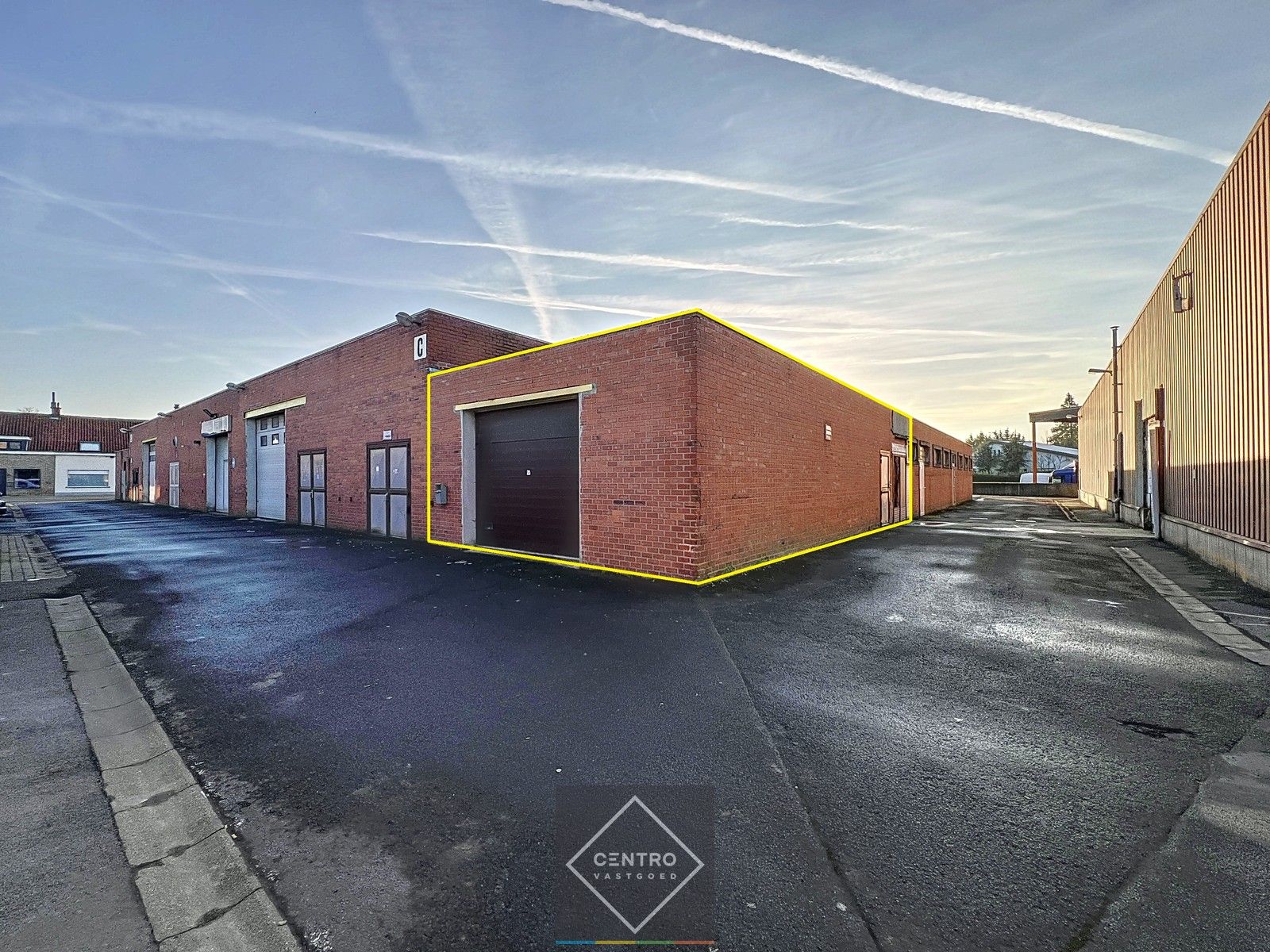 Goed gelegen LOODS (ca.100m²) met  sectionaalpoort  te RUMBEKE foto {{pictureIndex}}