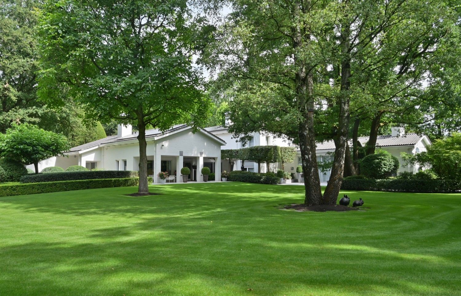 Exclusieve villa op 90a met binnenzwembad en majestueuze parktuin op toplocatie in Lanaken foto {{pictureIndex}}