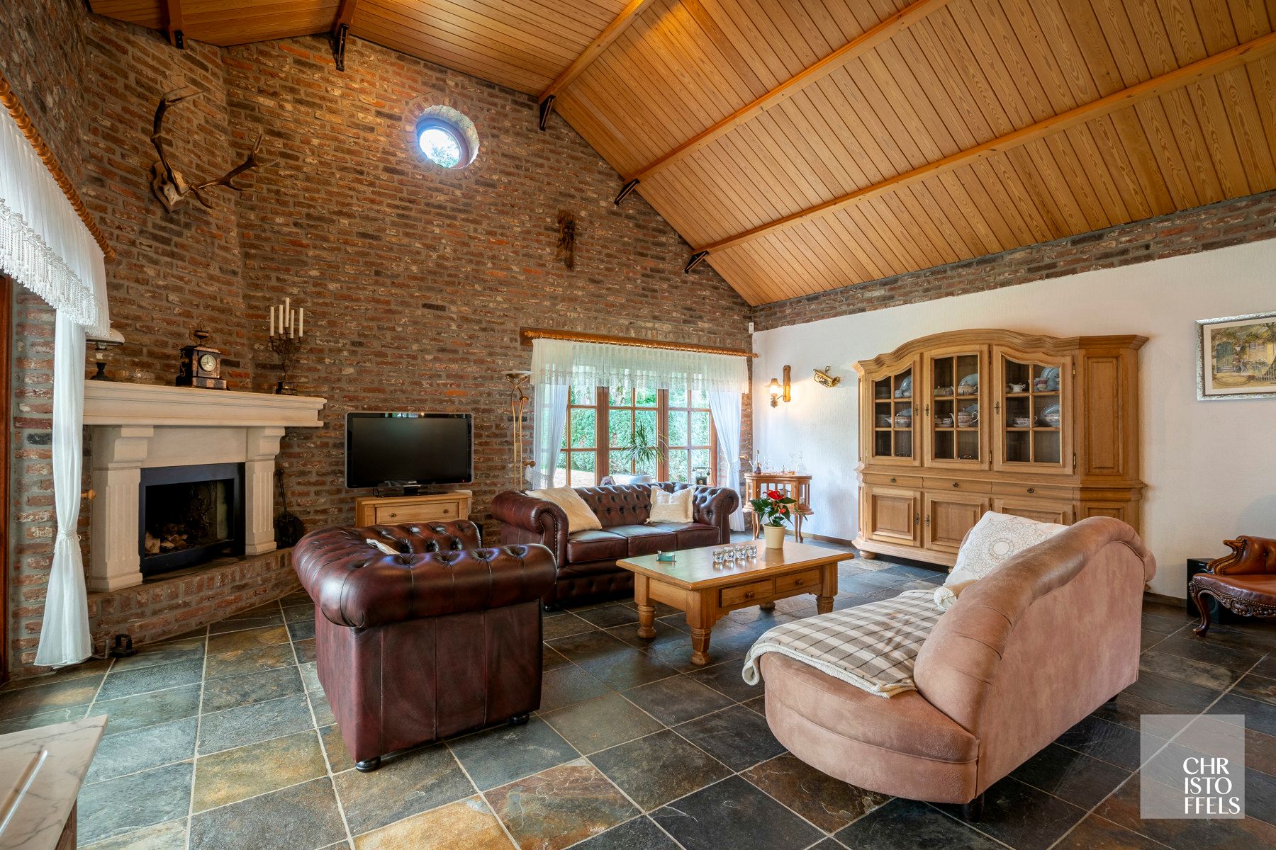 Landhuis met zwembad (243m²) in bosrijke omgeving te Maasmechelen! foto 7