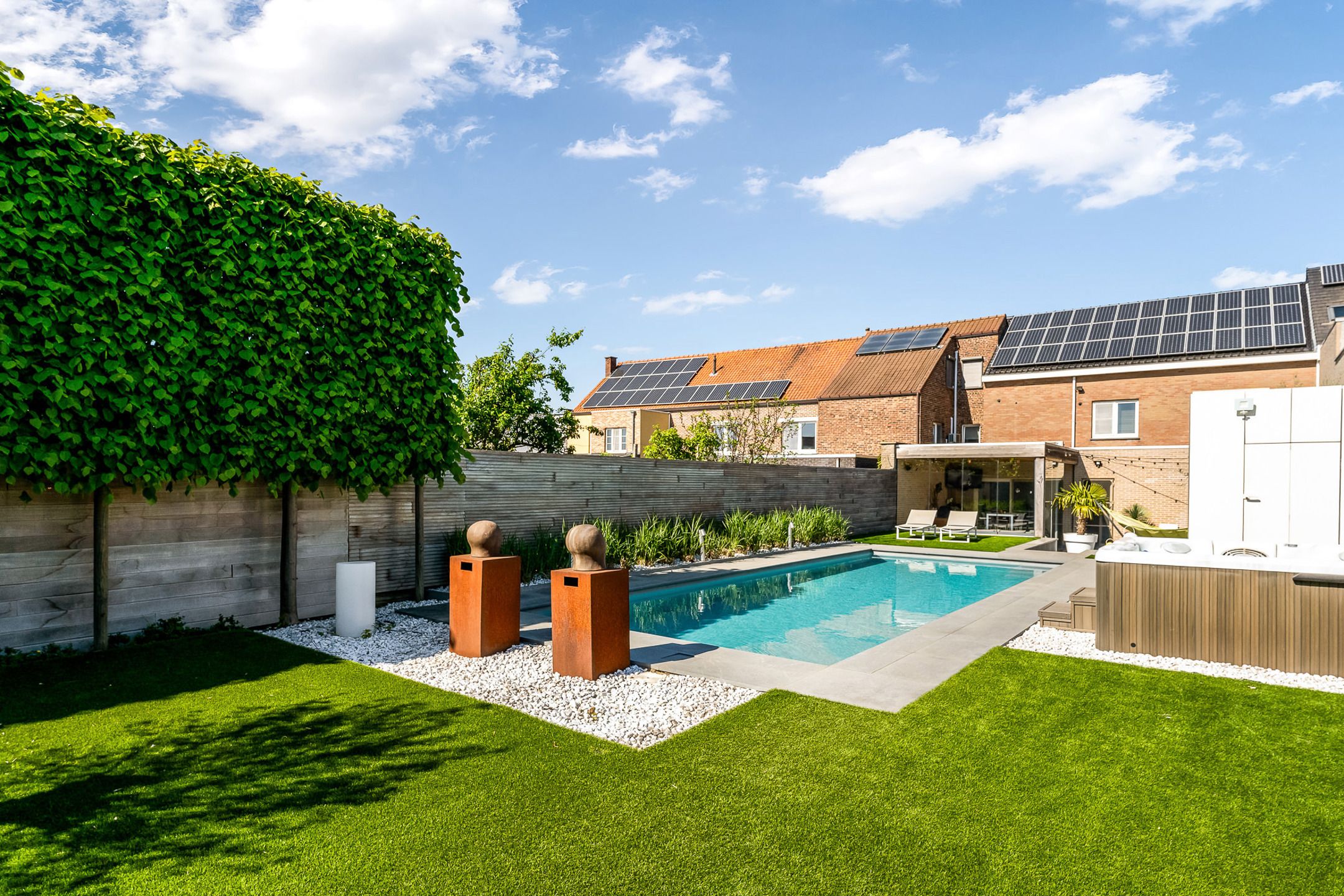 Exclusieve woning met zwembad en elegante tuin foto 4