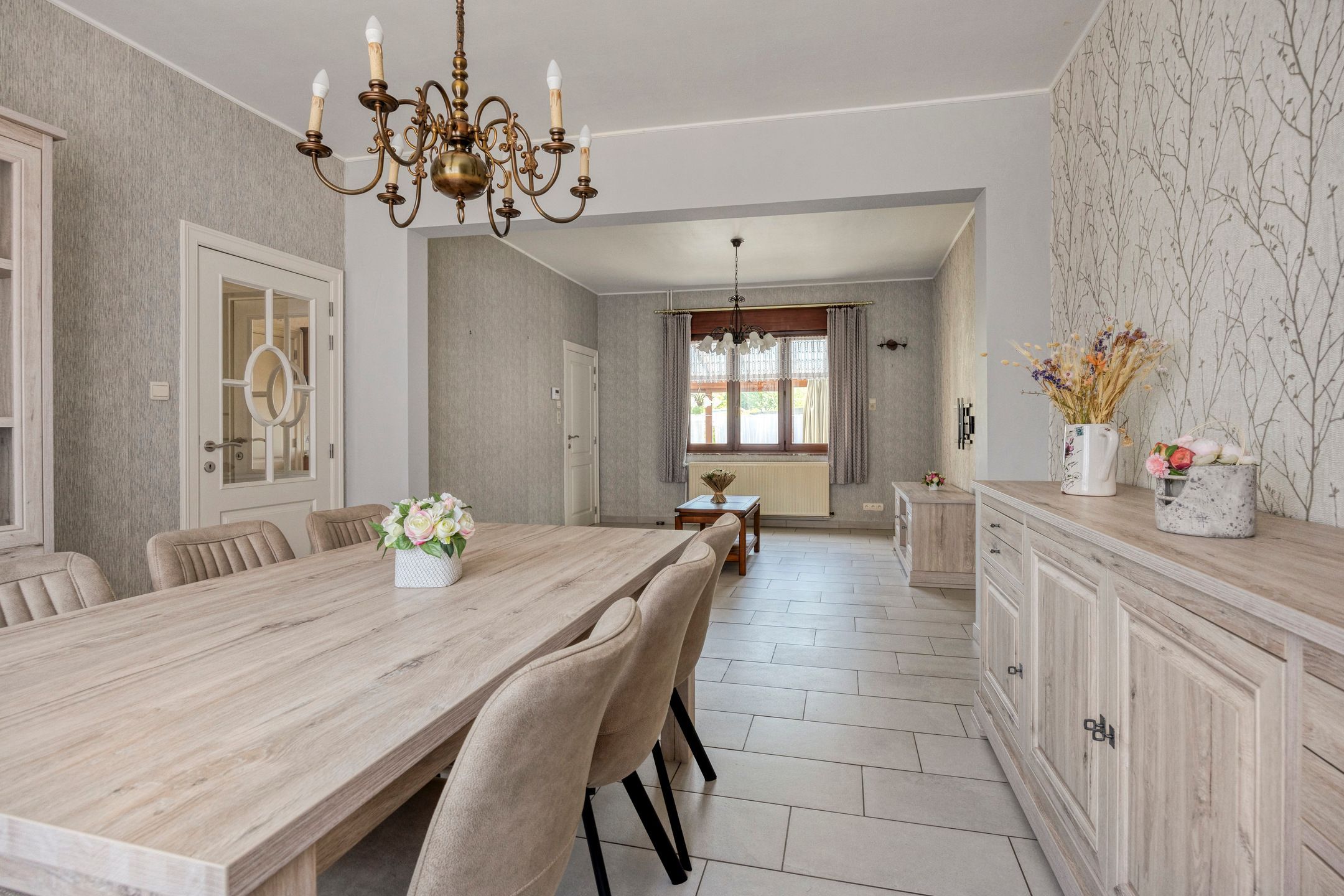 Wonen in dorpelijke charme: lichtrijke en ruime woonst foto 6