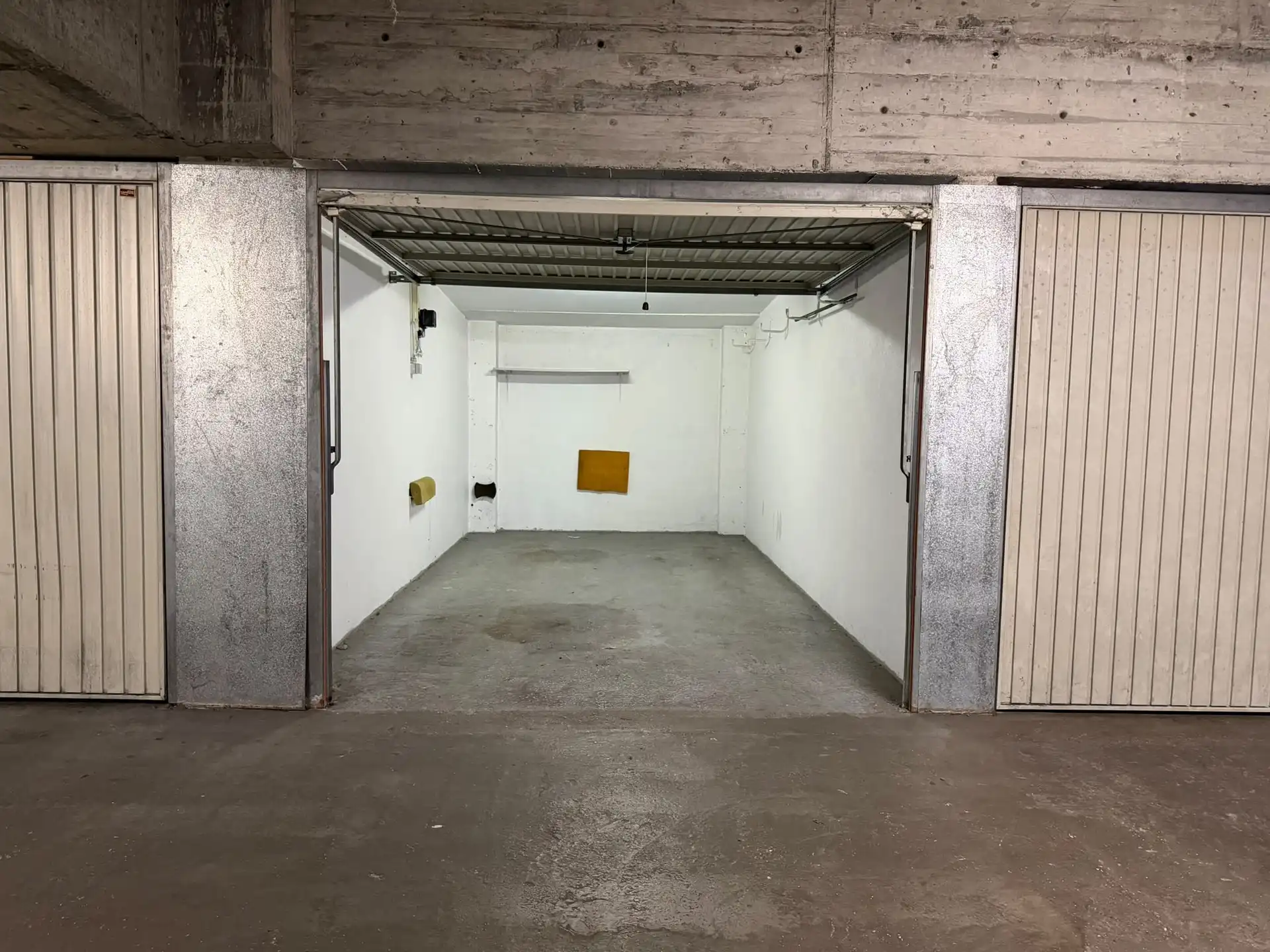 Gesloten garagebox in de omgeving Glacier de la Poste in Duinbergen! foto 2