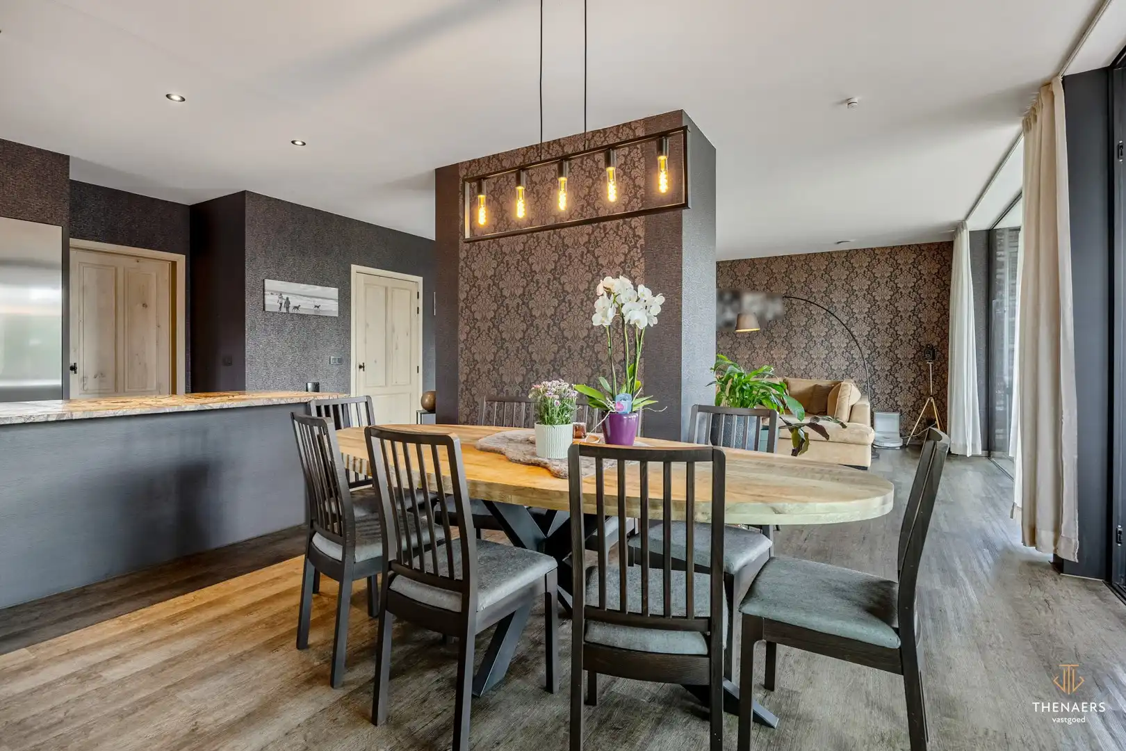 Exclusieve en bijzonder energiezuinige woning met 332 m² woonoppervlakte, vier autostaanplaatsen en verwarmd zwembad. foto 13