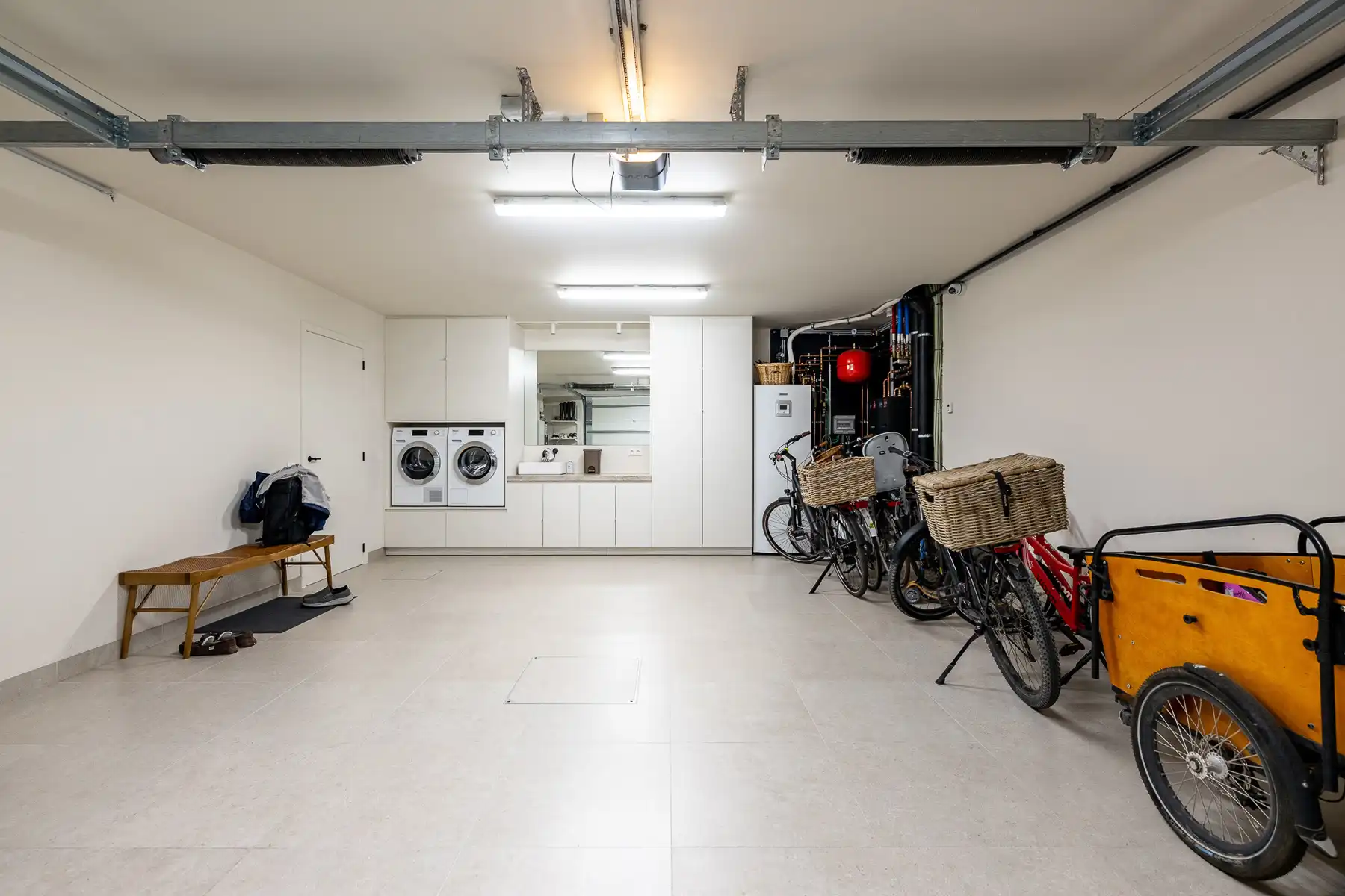 Centrale nieuwbouwwoning met lift en privéparking foto 28