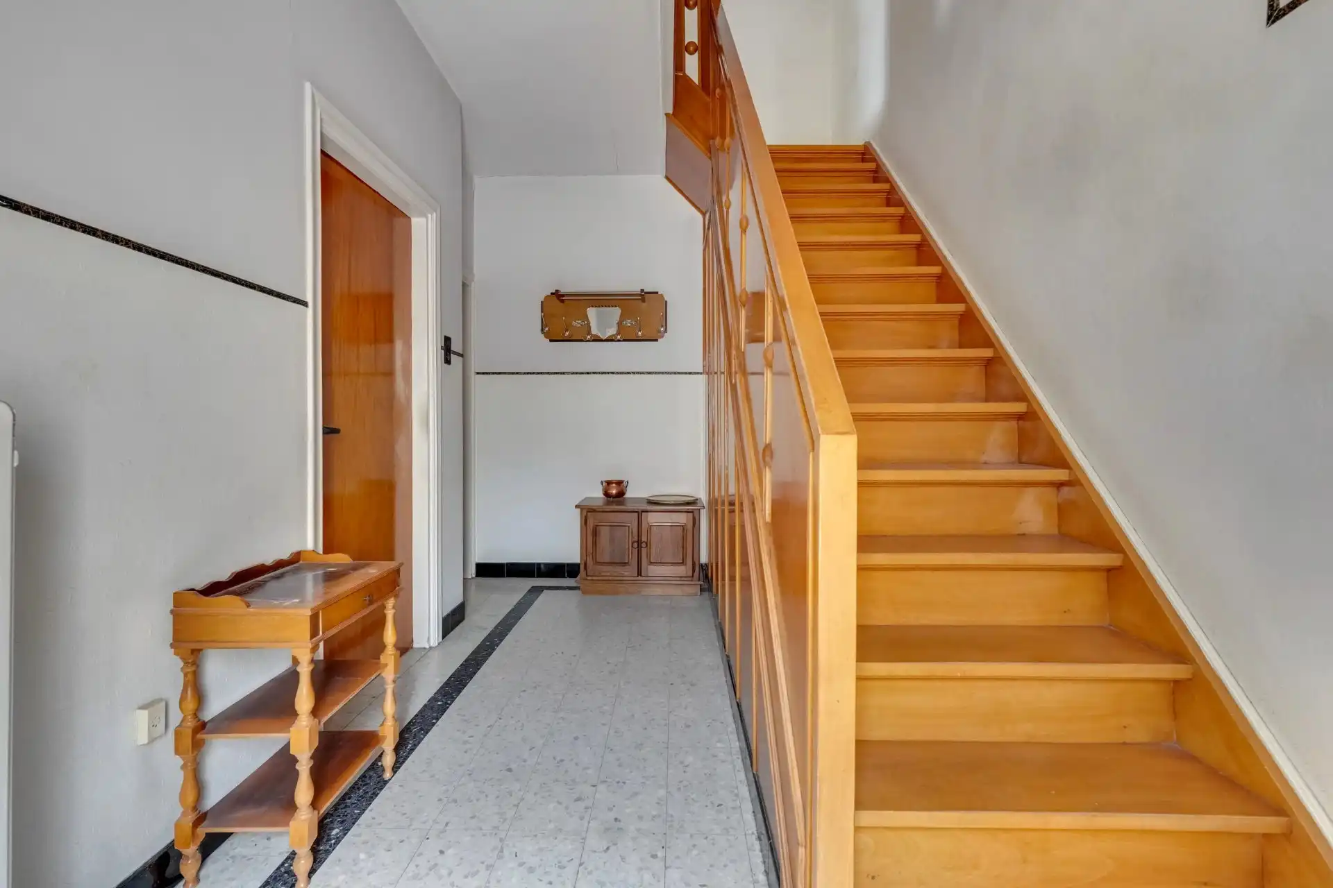 Ruime, centraal gelegen woning met renovatiepotentieel foto 13