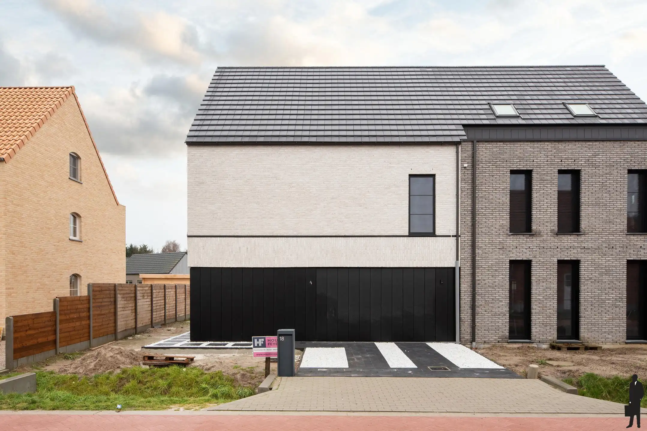 Instapklare nieuwbouw halfopen bebouwing met tuin en garage foto {{pictureIndex}}