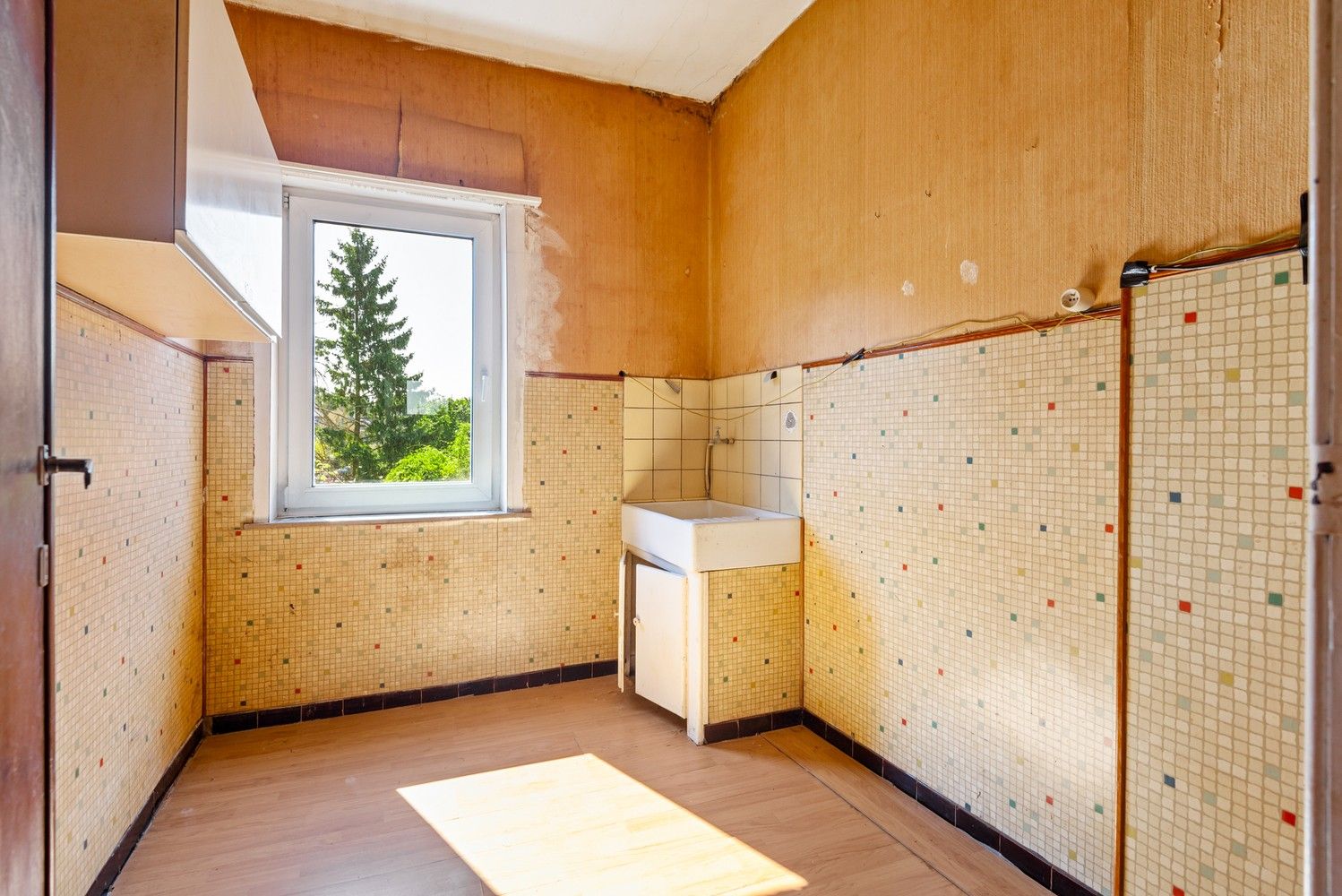 Te renoveren woning met 3 slaapkamers en tuin in Wijnegem! foto 8