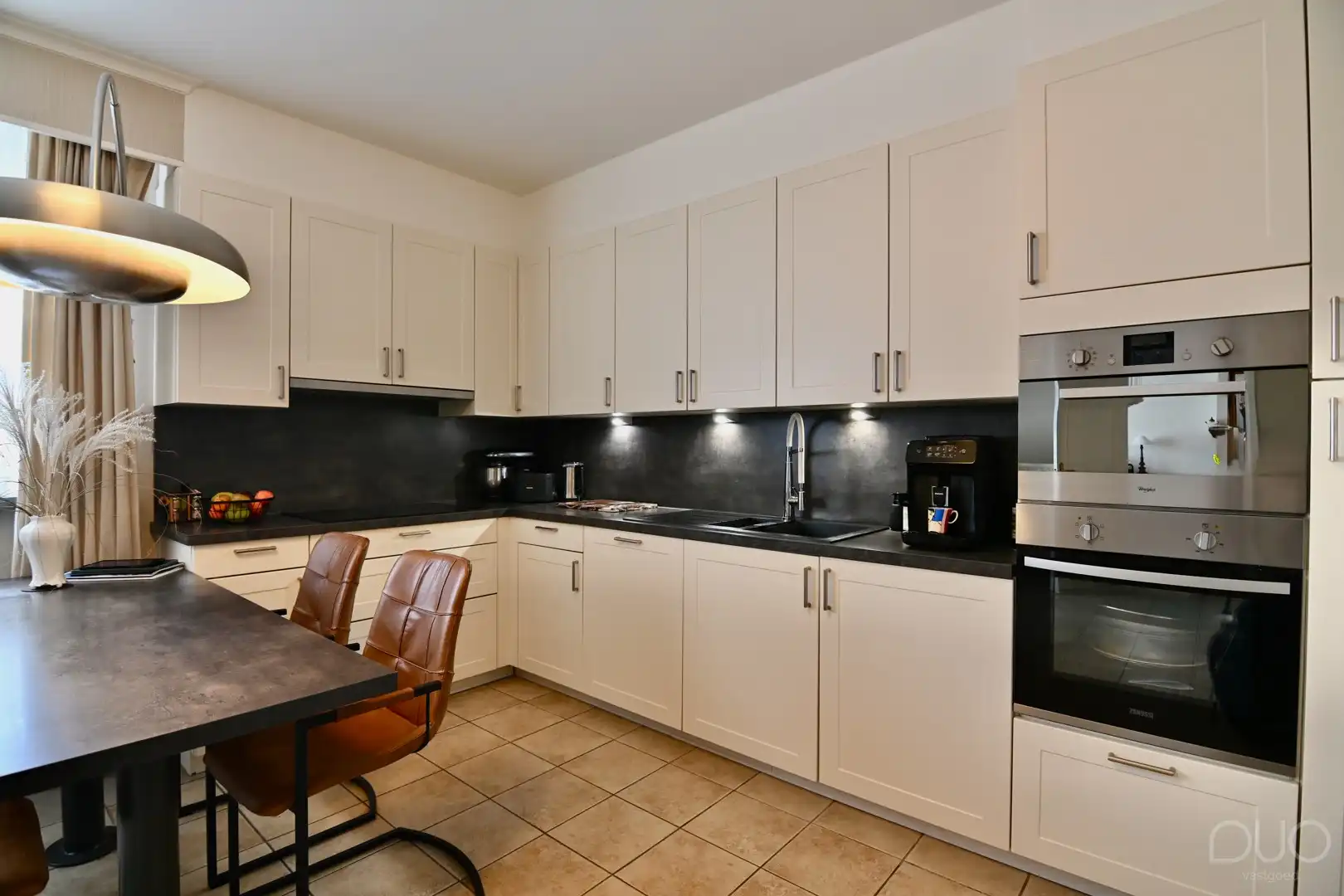 Ruim en luxueus afgewerkt 3-slaapkamerappartement (155 m²) met privé-inkom, kelder en garage in Heers foto 4