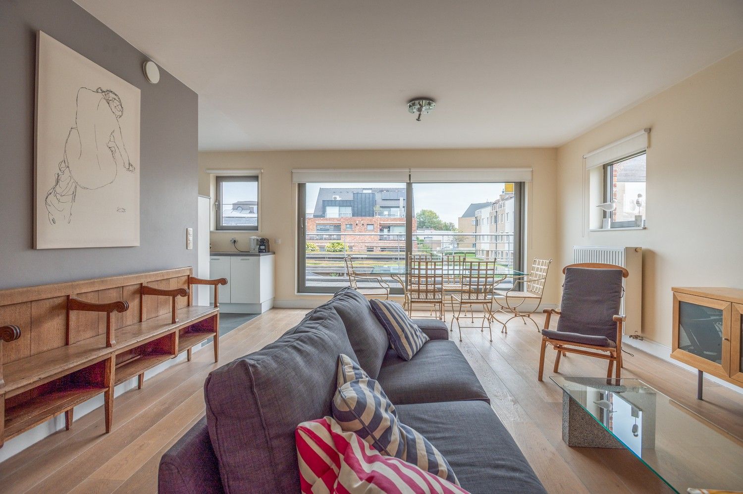 Instapklaar, luxueus appartement met 3 slaapkamers, zonnig terras & overdekte parkeerplaats in Kontich foto {{pictureIndex}}