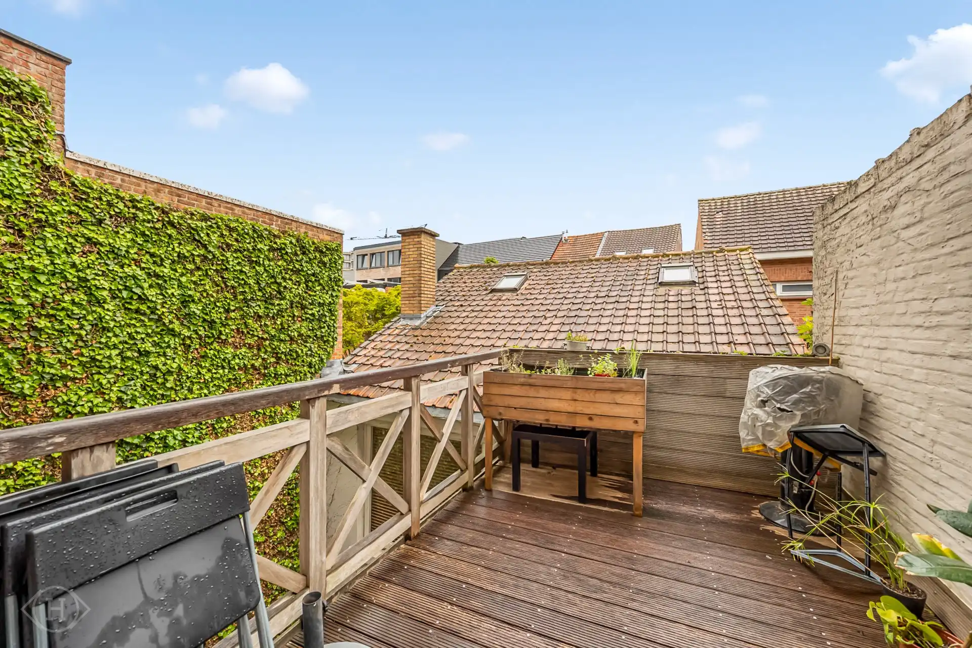 Herenhuis met vergunning voor 3 app. (+ twee garageboxen) foto 9