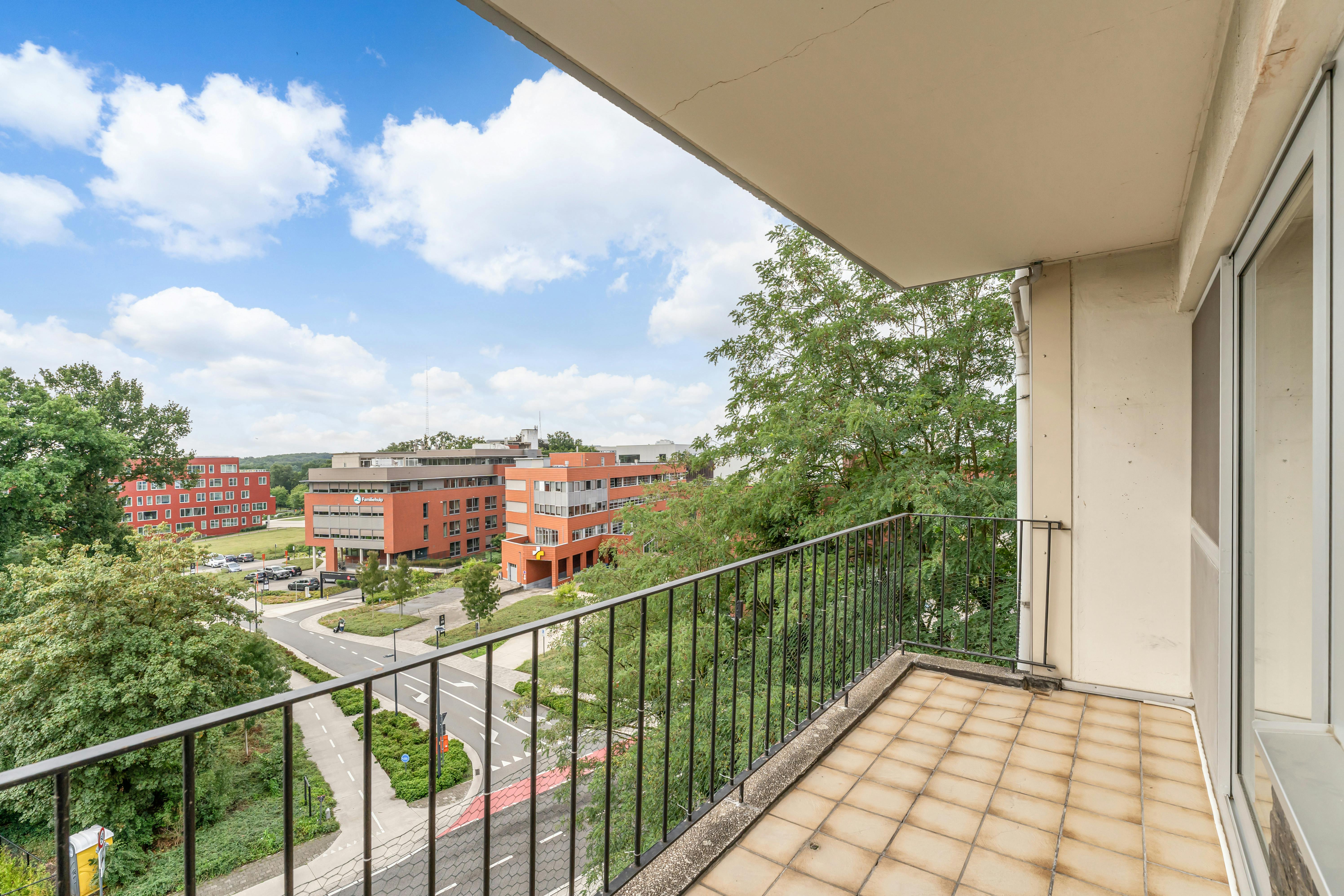 Ruim 3-slaapkamerappartement met terras en garagebox in hartje Genk foto 14
