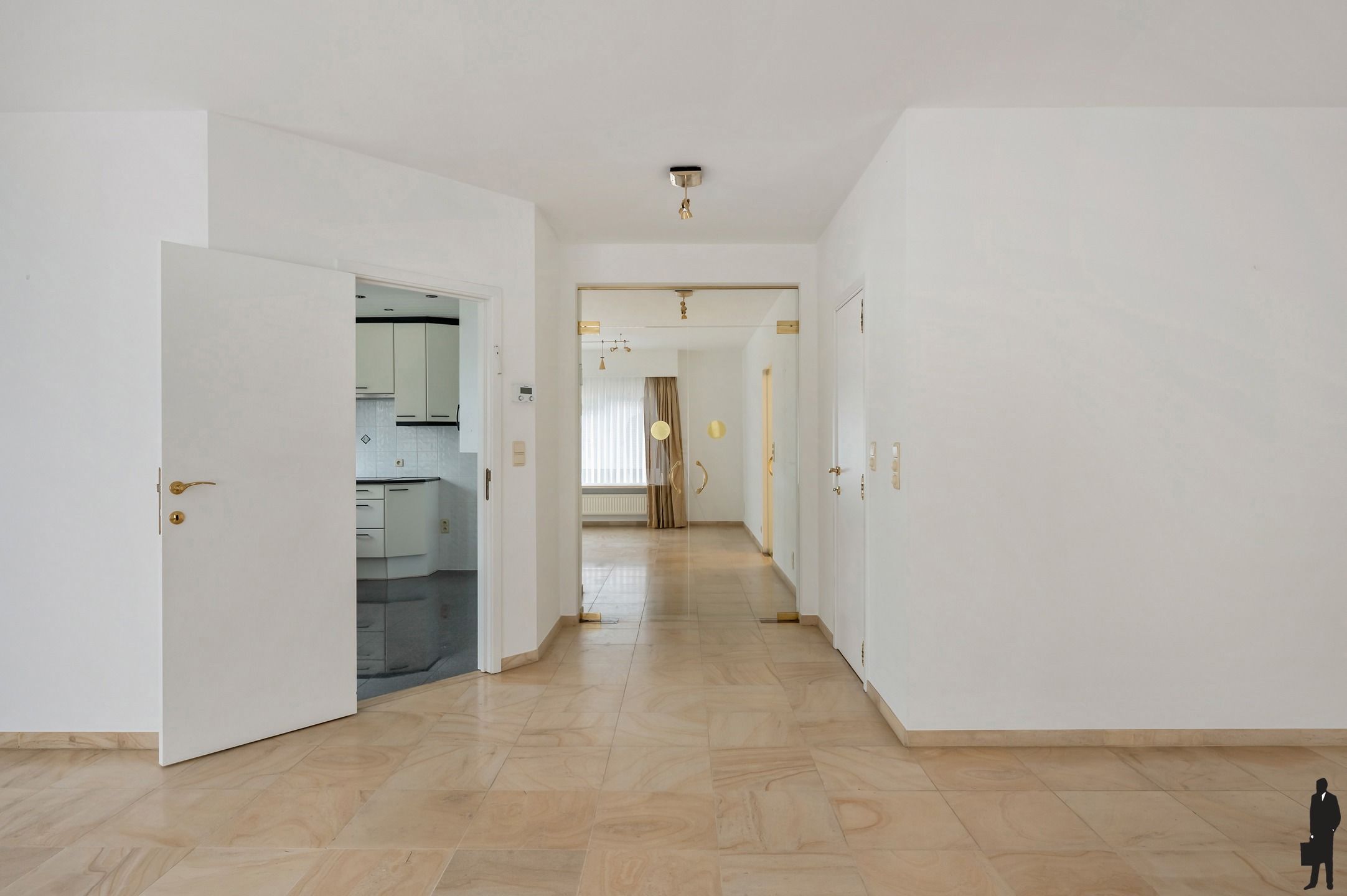 Ruim villa-appartement met 4 slaapkamers & garage foto 6