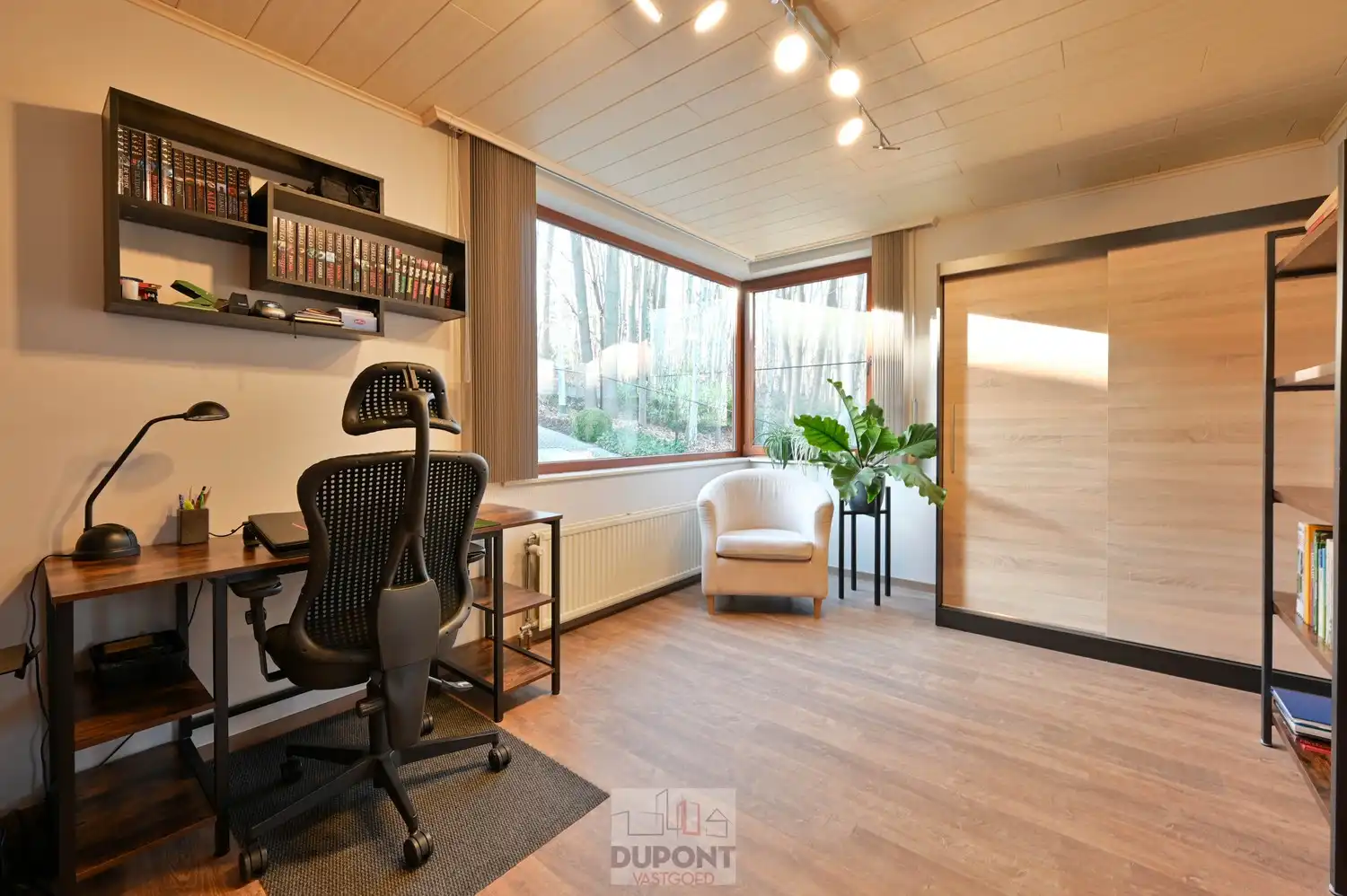 Villa gelegen in een prachtig bebost kader, zeer rustig gelegen, 3 tot 5 slaapkamers, zeer grote kelder. foto 10