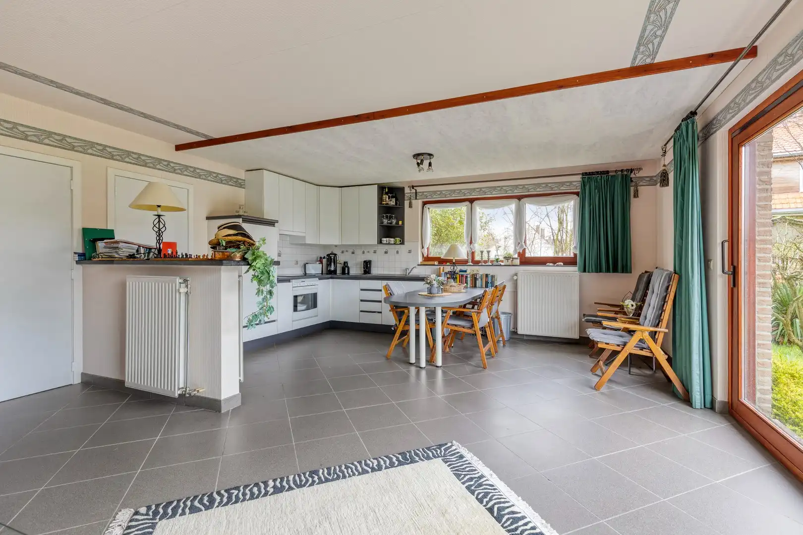 Ruim gelijkvloers appartement met grote tuin in een residentiële wijk ! foto 15