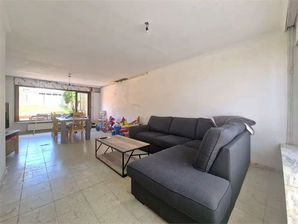 Halfopen te renoveren woning nabij centrum Pittem op een perceel van 348m²! foto 3