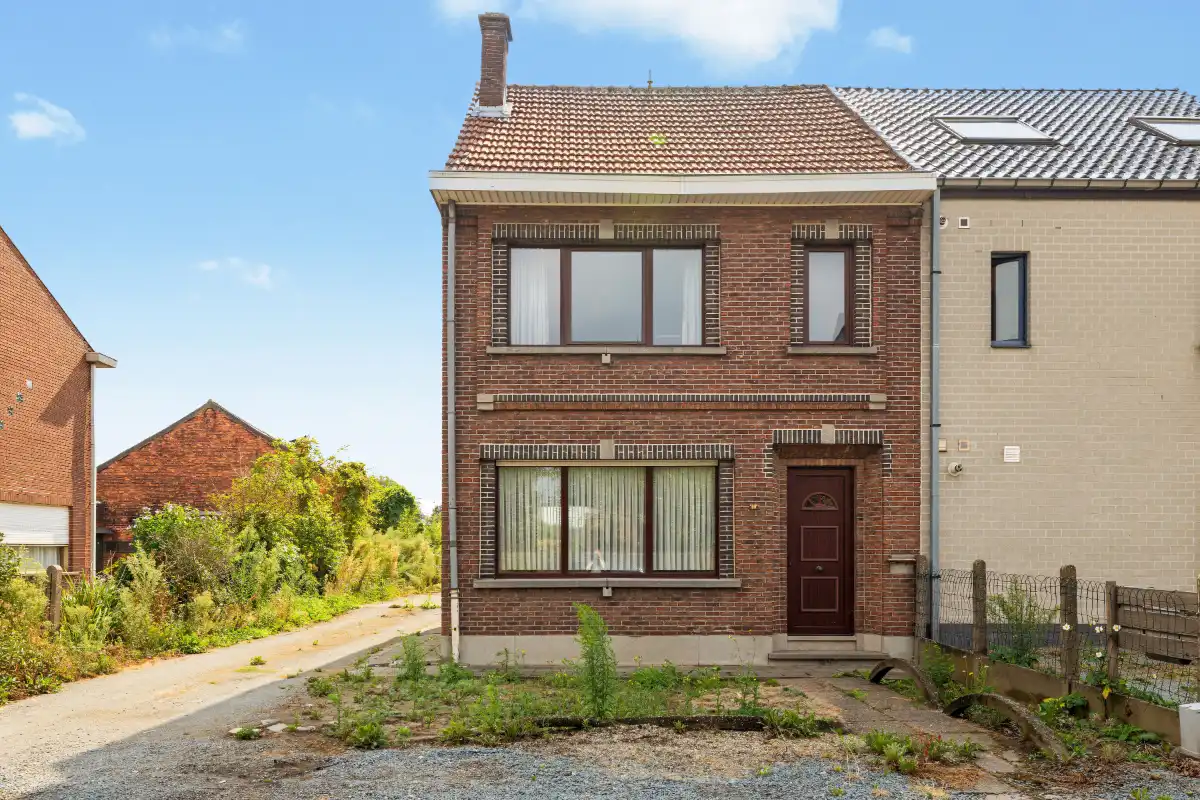 Halfopen bebouwing met achterliggend weiland foto 19