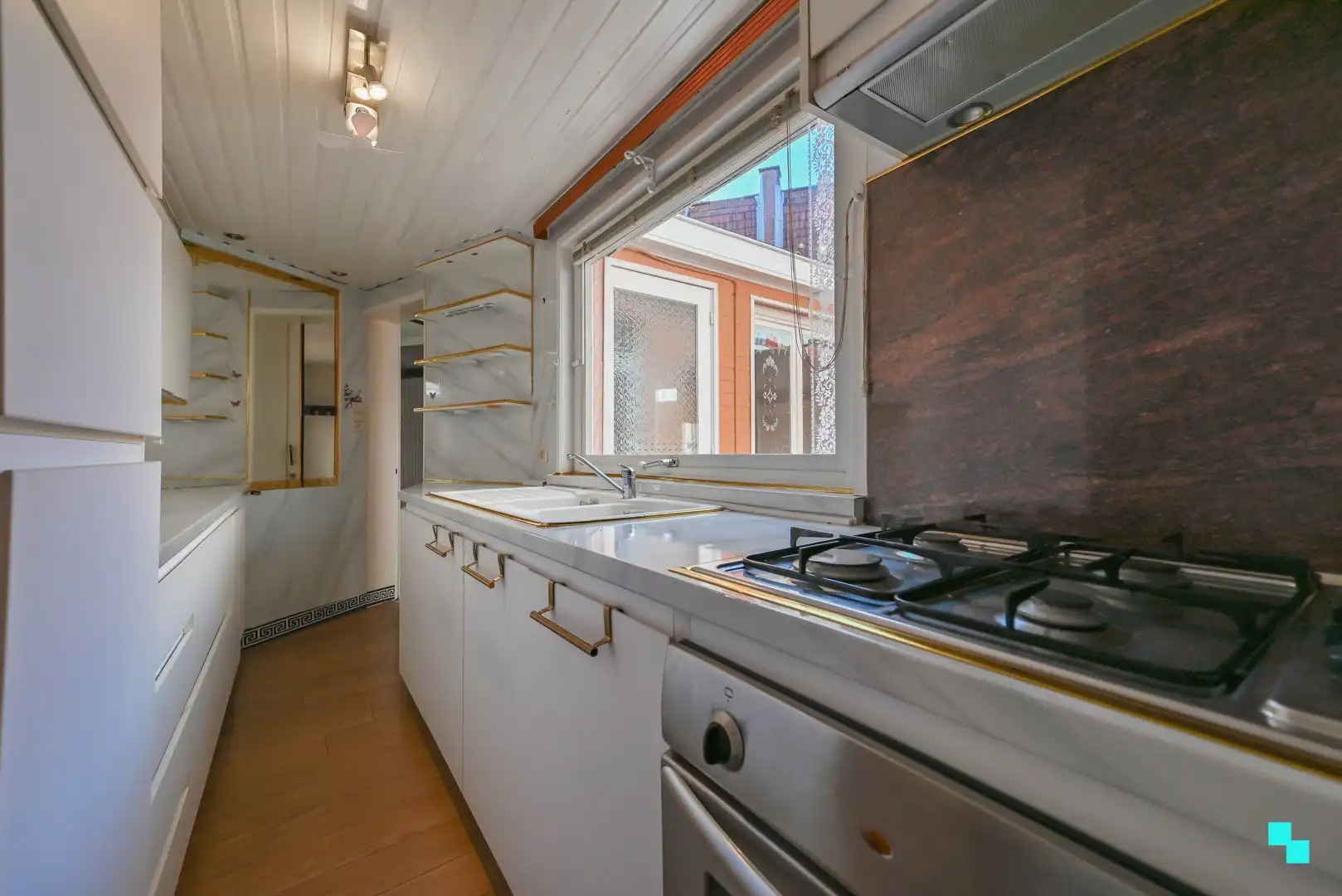 Knusse rijwoning nabij centrum Izegem foto 11