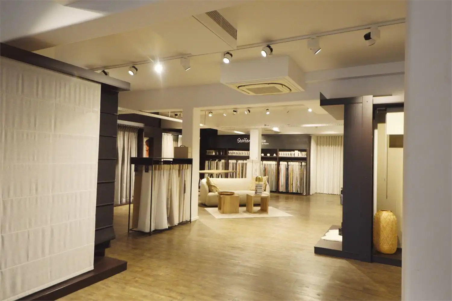 TOP GELEGEN BAANWINKEL MET PARKING NAAST IXINA EN TORFS, nabij BURGER KING & MC DONALDS foto 12