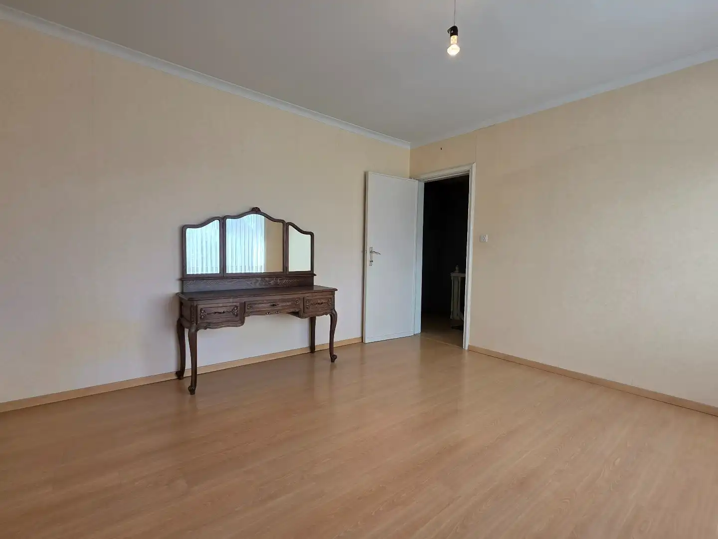 Stevige woning met 3 slaapkamers in doodlopende straat in Kuurne met ruime garage en mooie tuin. foto 12