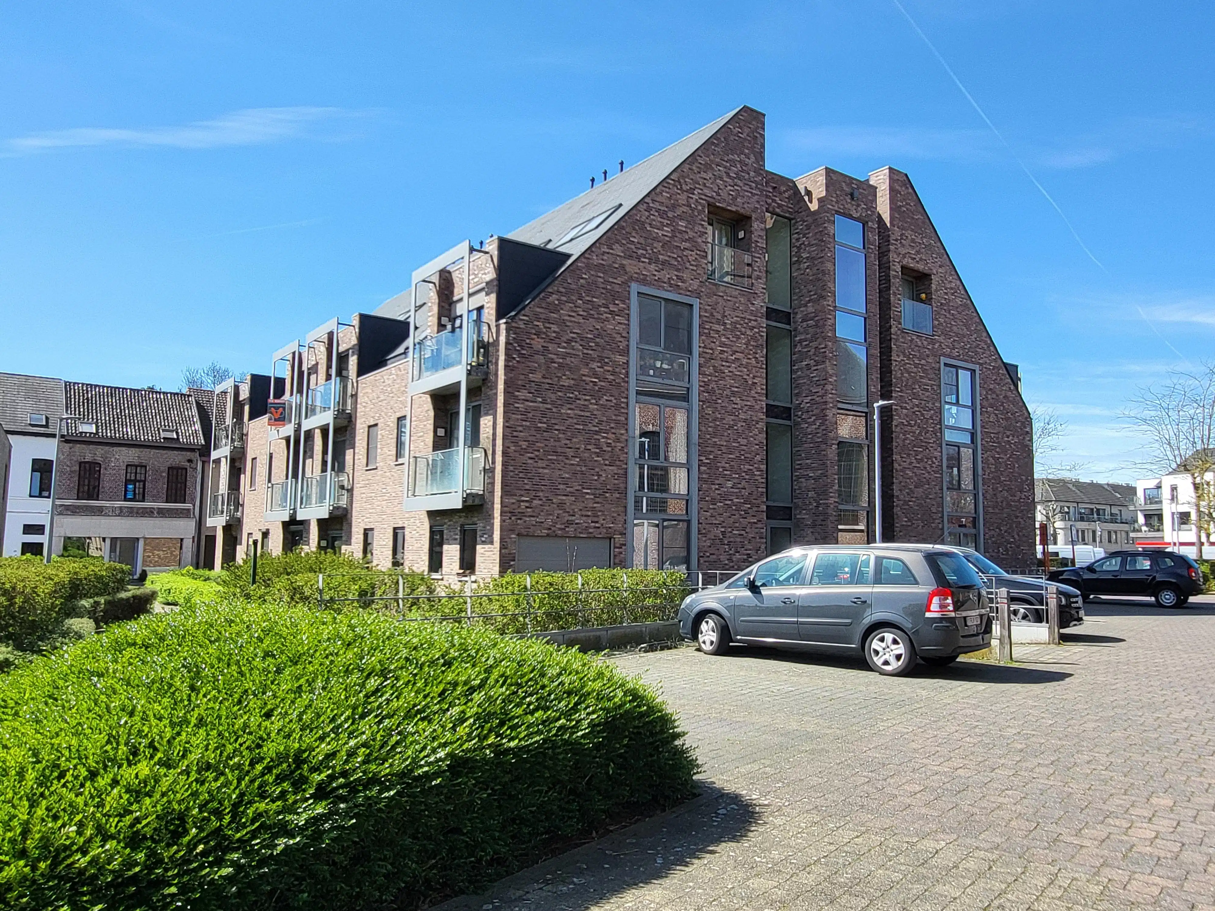 Instapklaar en energiezuinig appartement (66 m²) met zuidgerichte terrassen, ideaal gelegen in een rustige dorpsomgeving op wandelafstand van winkels, openbaar vervoer en scholen.  foto 3