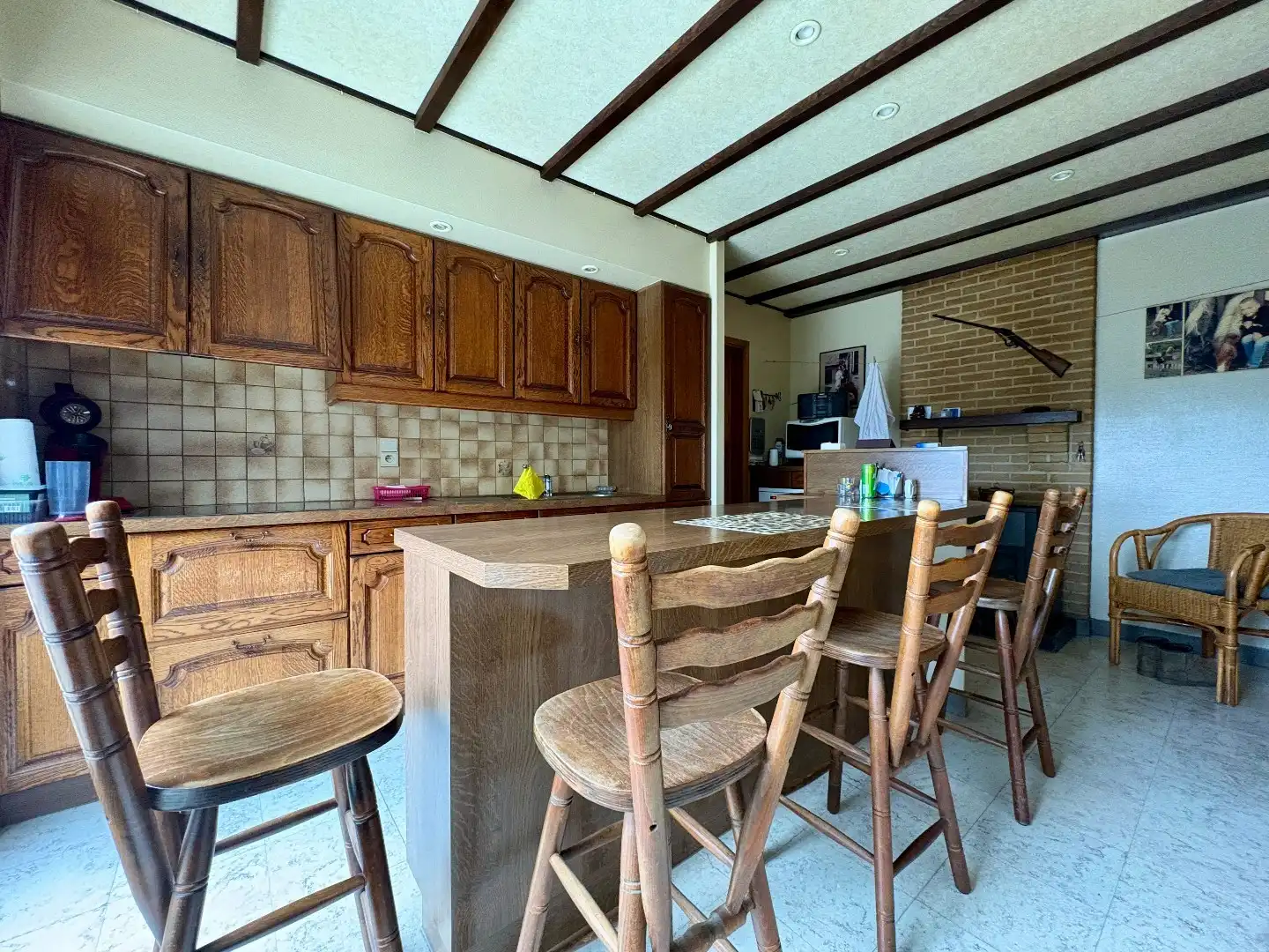 Gelijkvloerse woning op 628 m², 3 slaapkamers, mooi aangelegde tuin en garage. foto 9