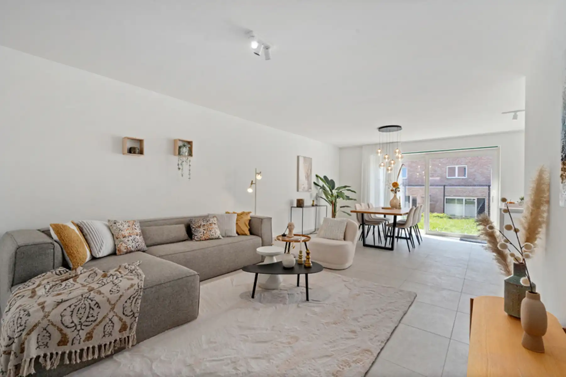 Moderne, gesloten woning foto {{pictureIndex}}