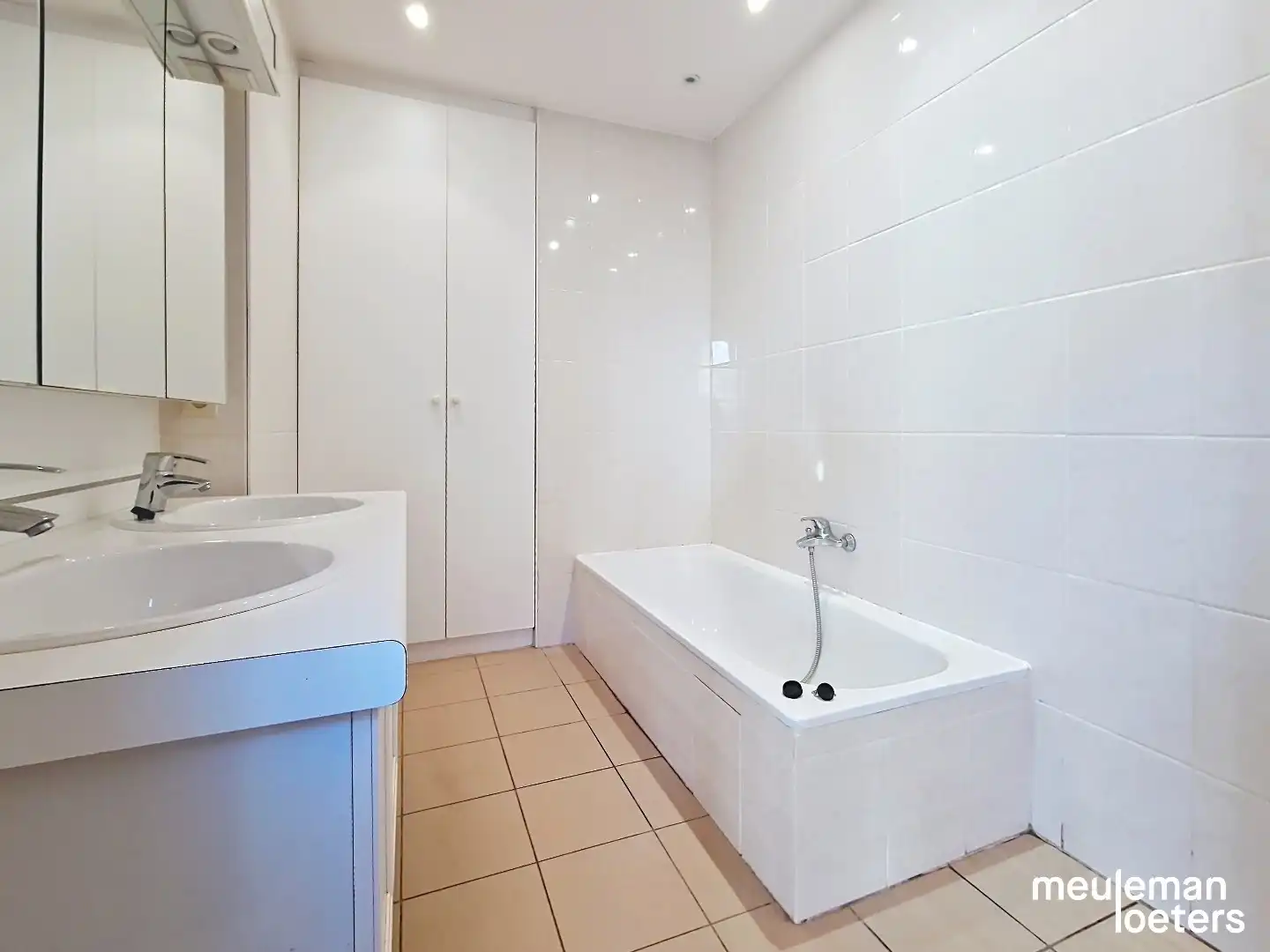 Lichtrijk appartement met terras en parking foto 11