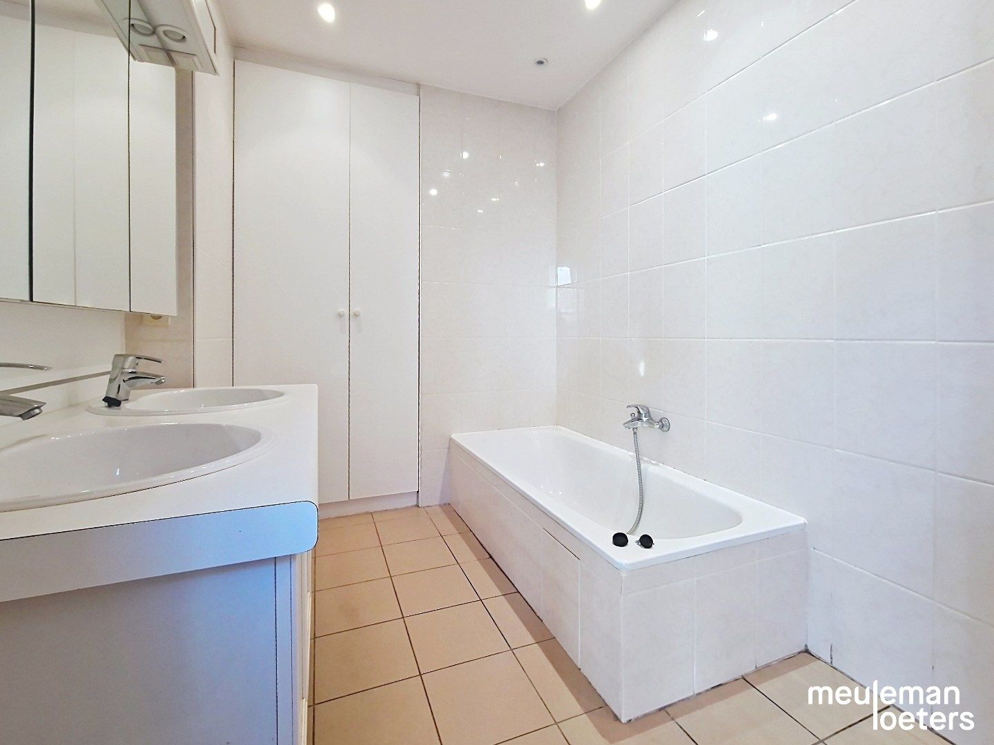 Lichtrijk appartement met terras en parking foto 11